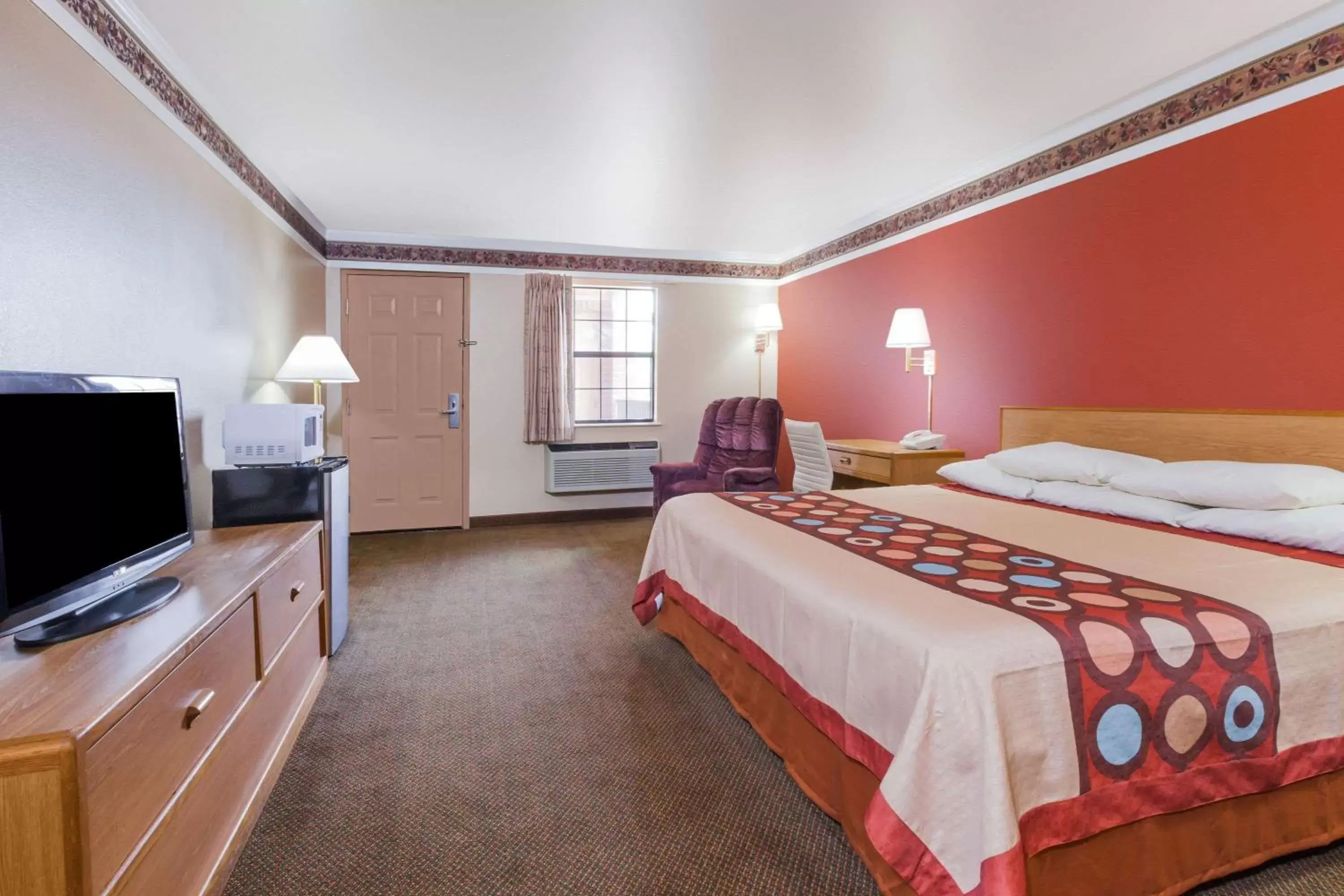 Photo of the whole room, Bed in Super 8 by Wyndham Mount Vernon