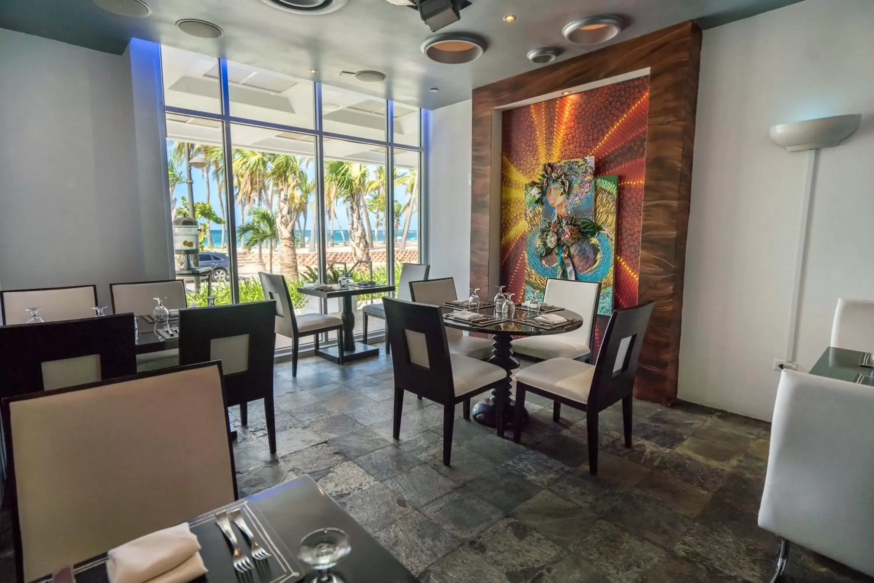 Restaurant/Places to Eat in San Juan Water & Beach Club Hotel