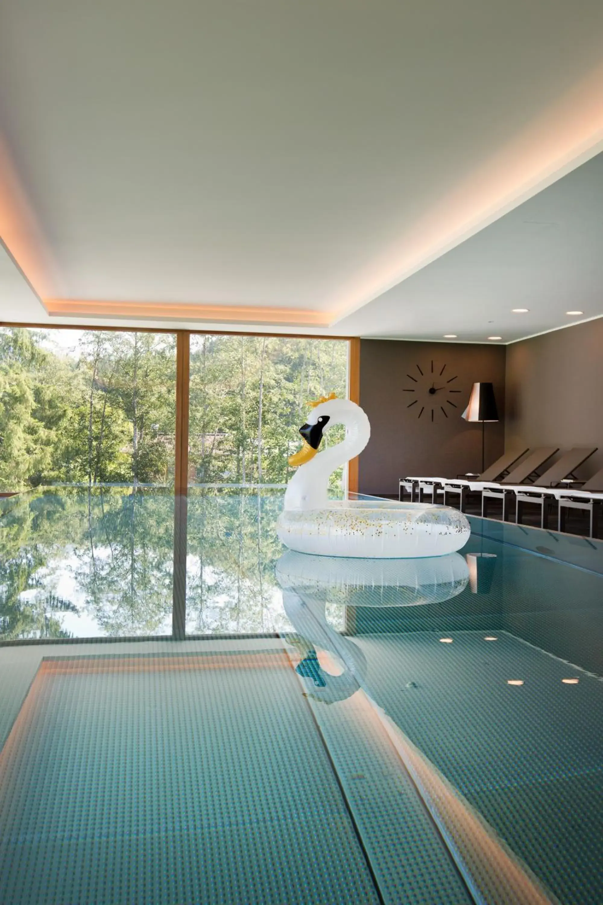 Pool view, Bed in Minglers Sportalm - Das Gourmet- und Genießerhotel