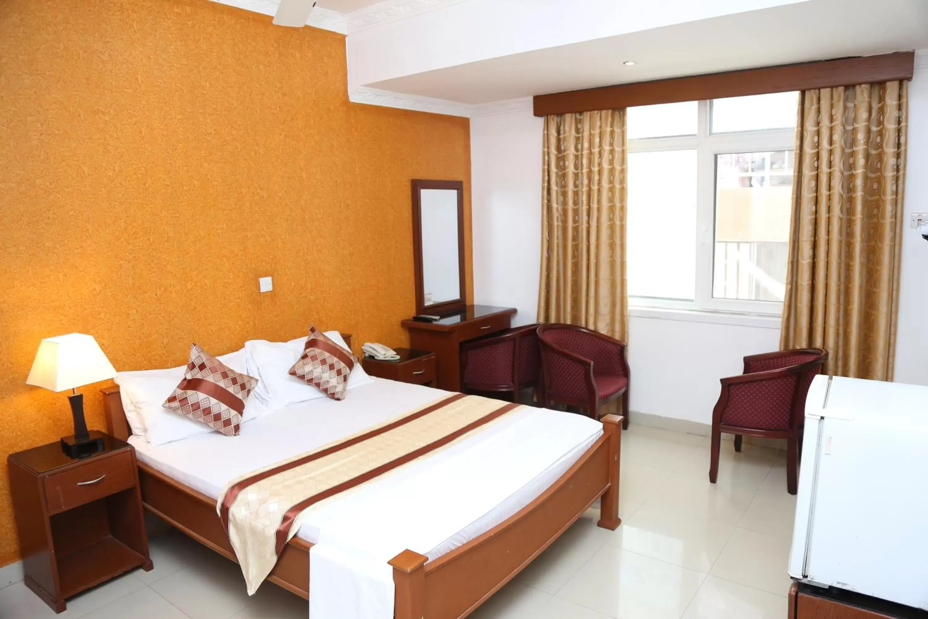 Shower, Bed in Rainbow Hotel Shower, Bed in Rainbow Hotel