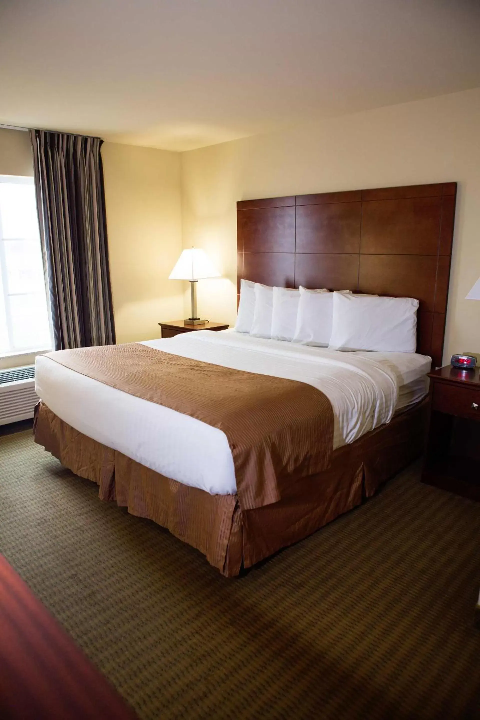 Photo of the whole room, Bed in Cobblestone Hotel & Suites - Knoxville