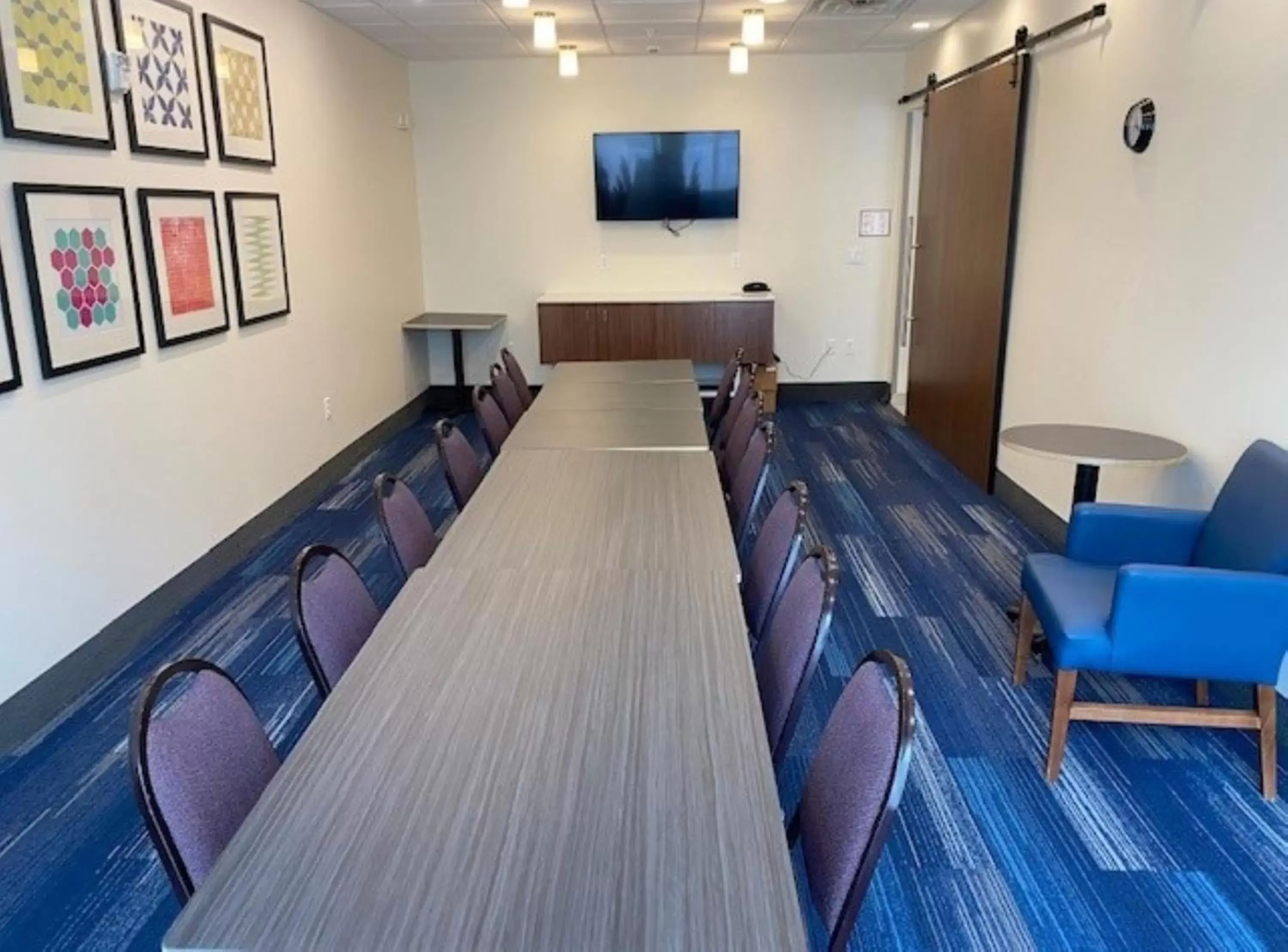 Meeting/conference room in Holiday Inn Express & Suites Warrensburg North, an IHG Hotel