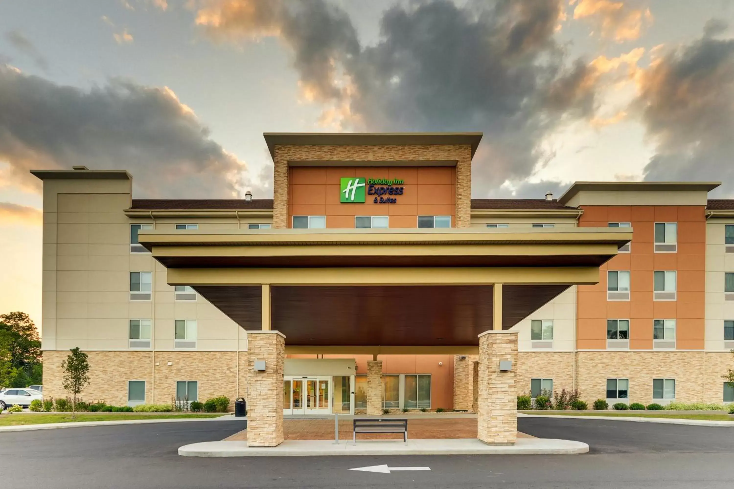 Property Building in Holiday Inn Express & Suites - Saugerties - Hudson Valley, an IHG Hotel