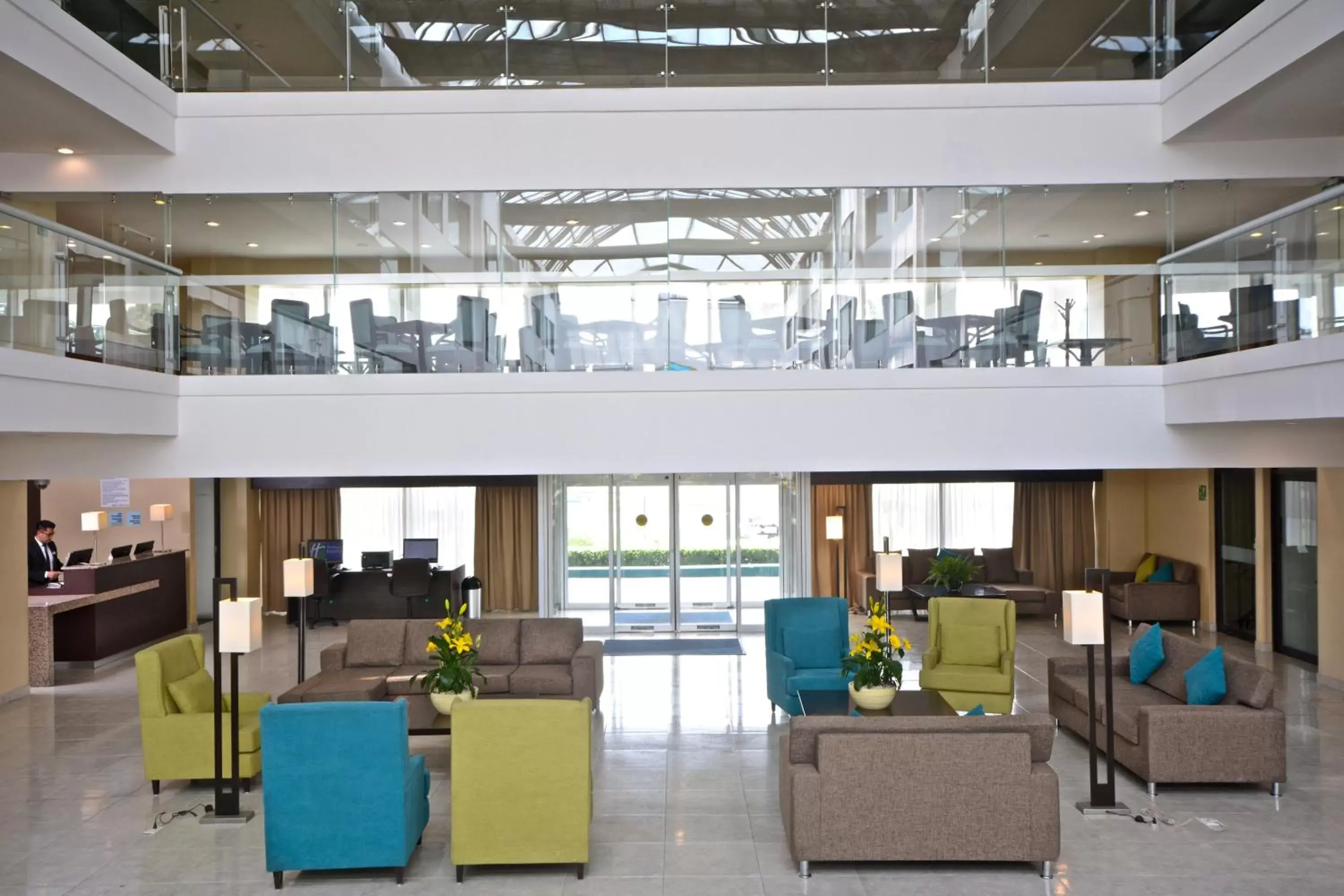 Lobby or reception, Lounge/Bar in Holiday Inn Express Toluca, an IHG Hotel