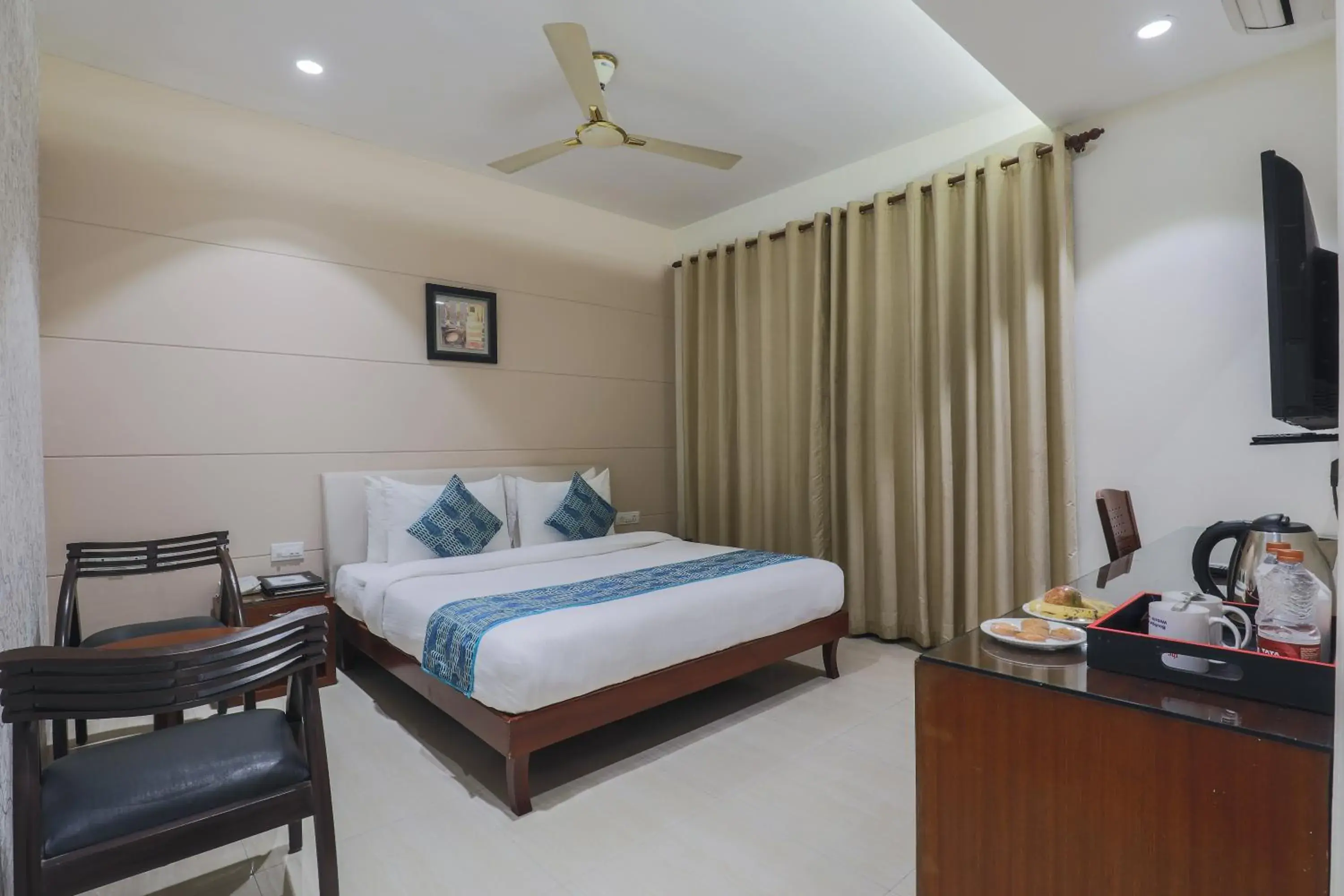 Bedroom in Cosy Grand, Near Chanakyapuri, Embassy Area