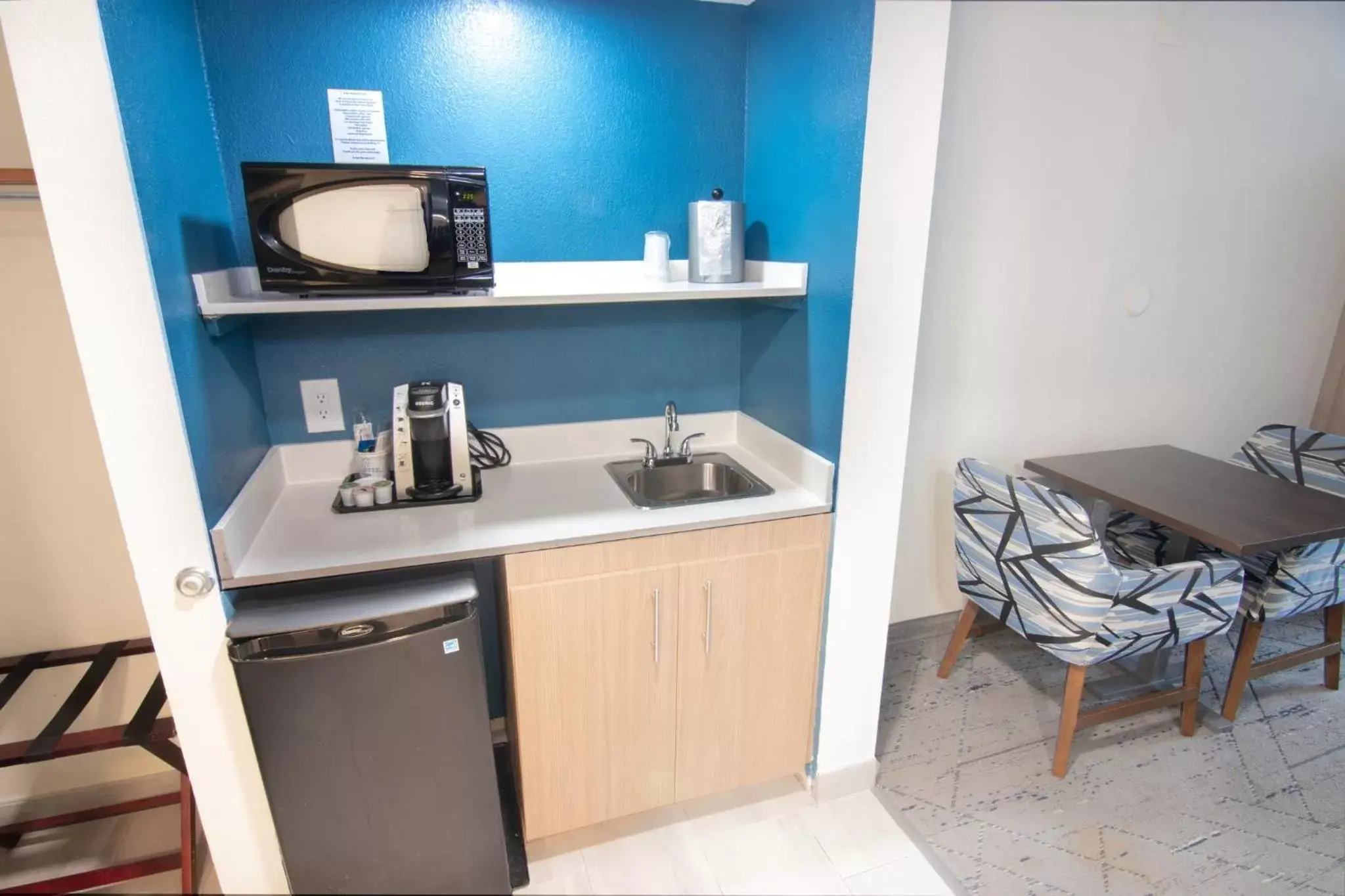Photo of the whole room, Kitchen/Kitchenette in Holiday Inn Express and Suites Fort Lauderdale Airport West, an IHG Hotel