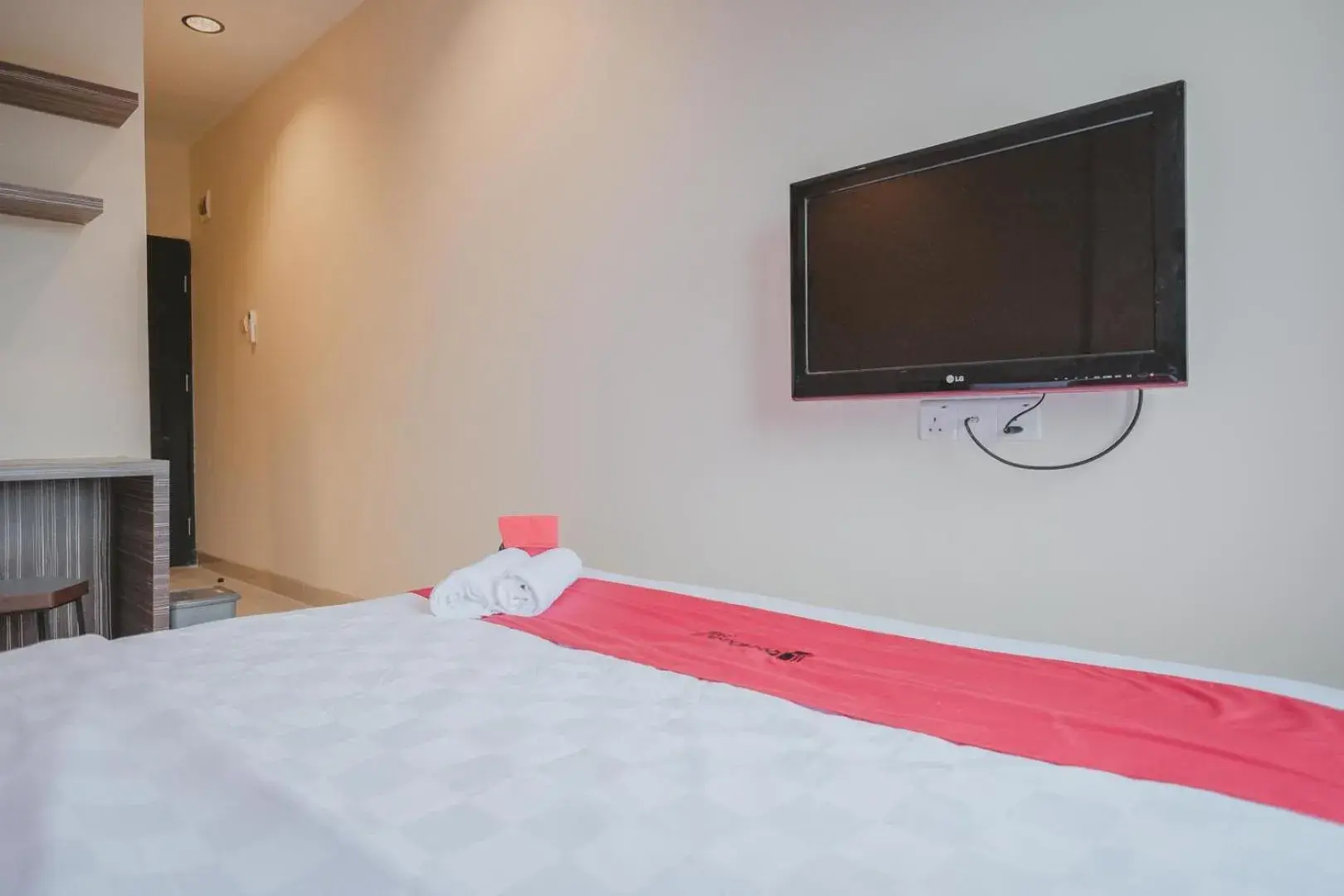 Bedroom, TV/Entertainment Center in RedDoorz Plus near Ferry Terminal Batam Center