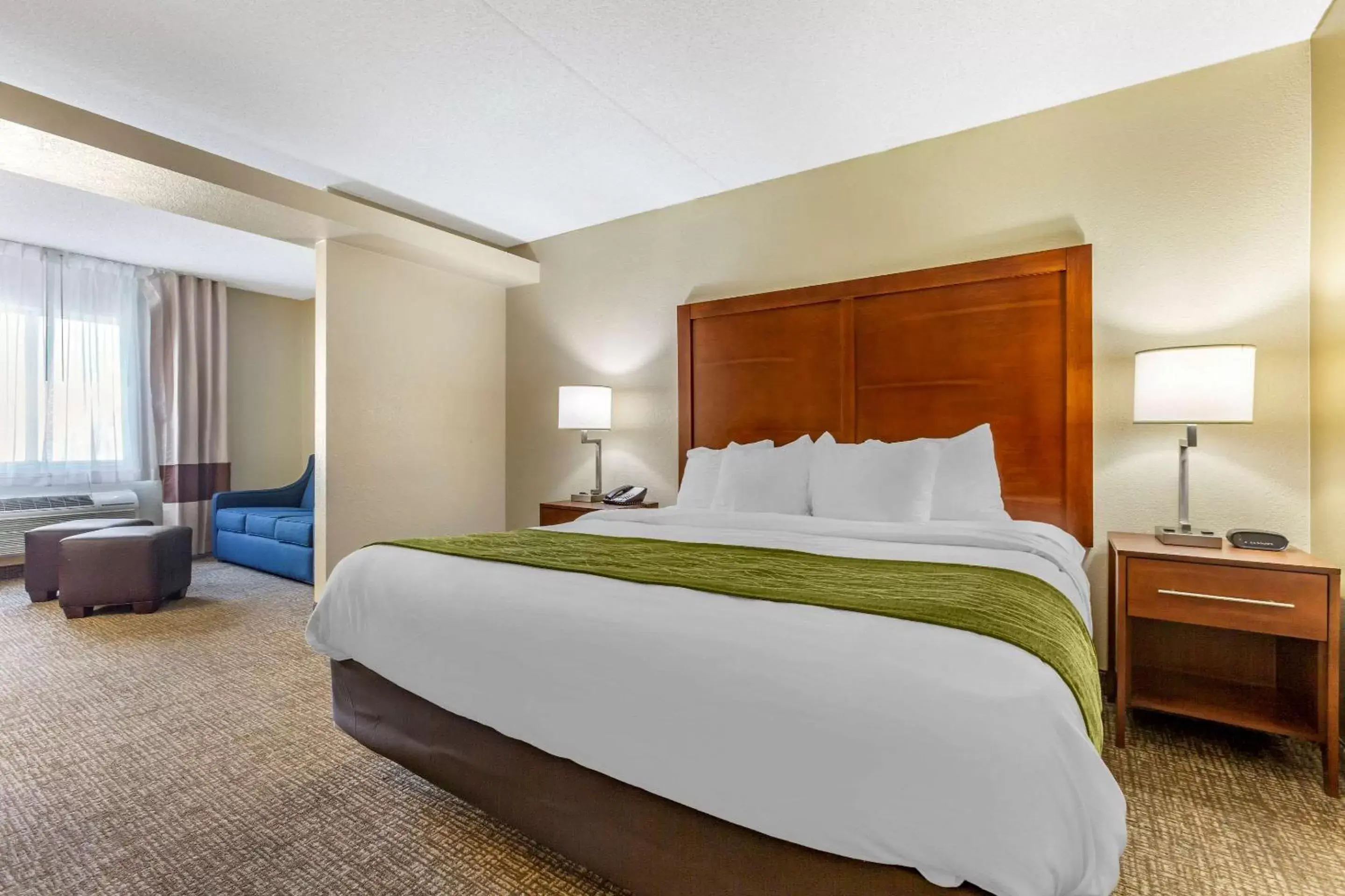 Photo of the whole room, Bed in Comfort Inn & Suites Phoenix North / Deer Valley