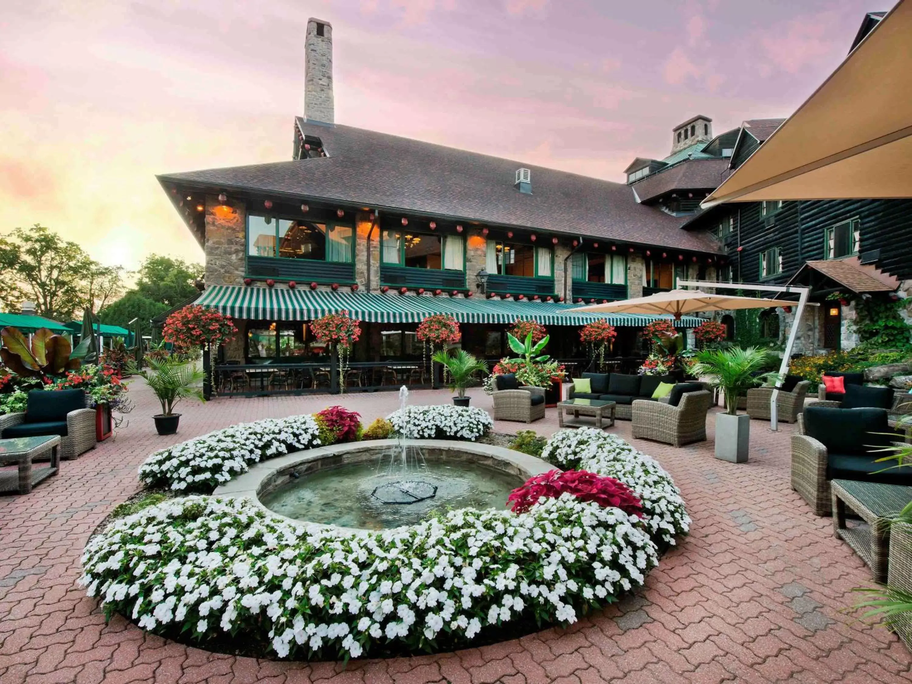 Restaurant/places to eat in Fairmont Le Chateau Montebello