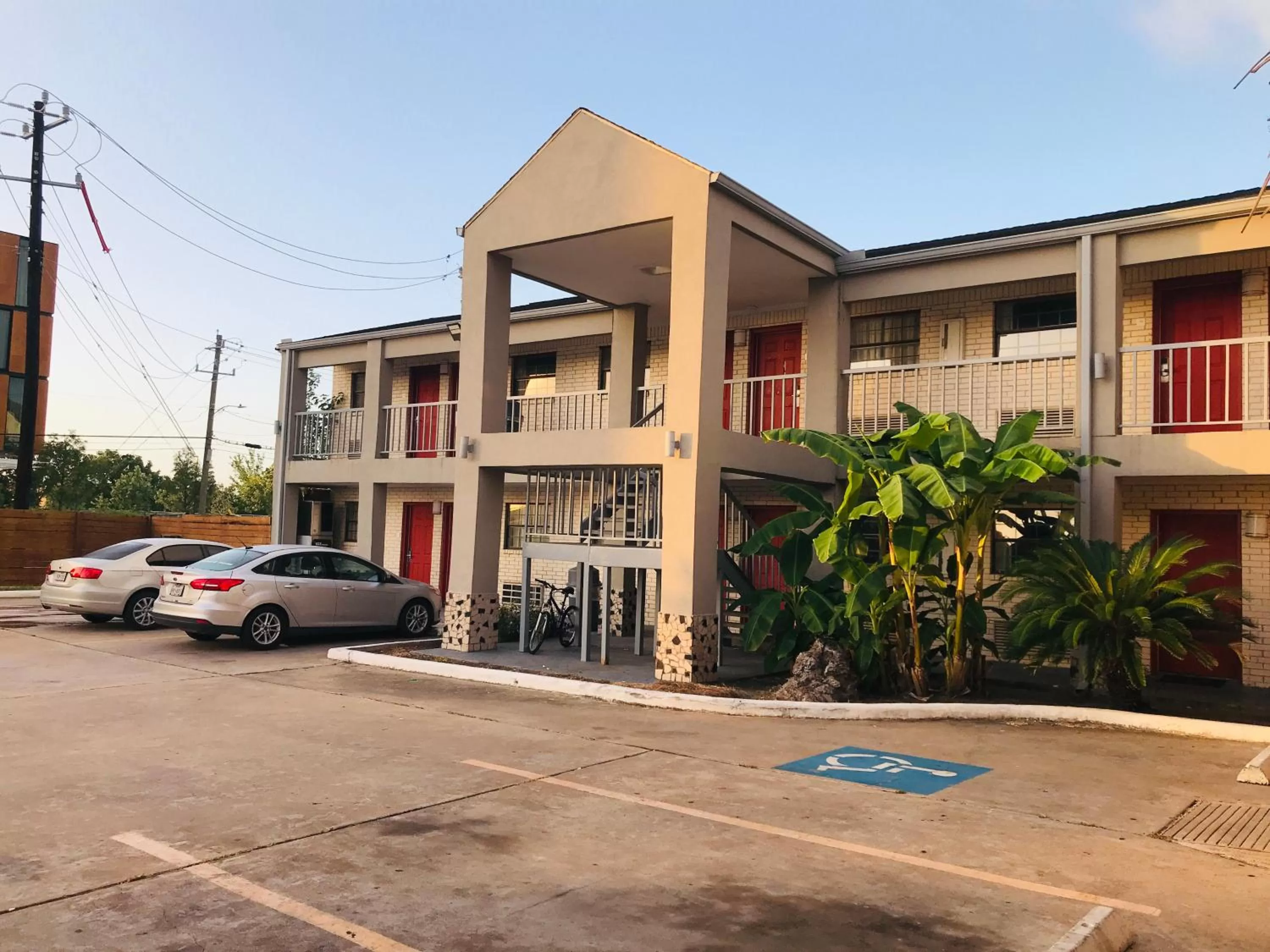 Property building in Summit Inn - Houston Medical Center - NRG Park