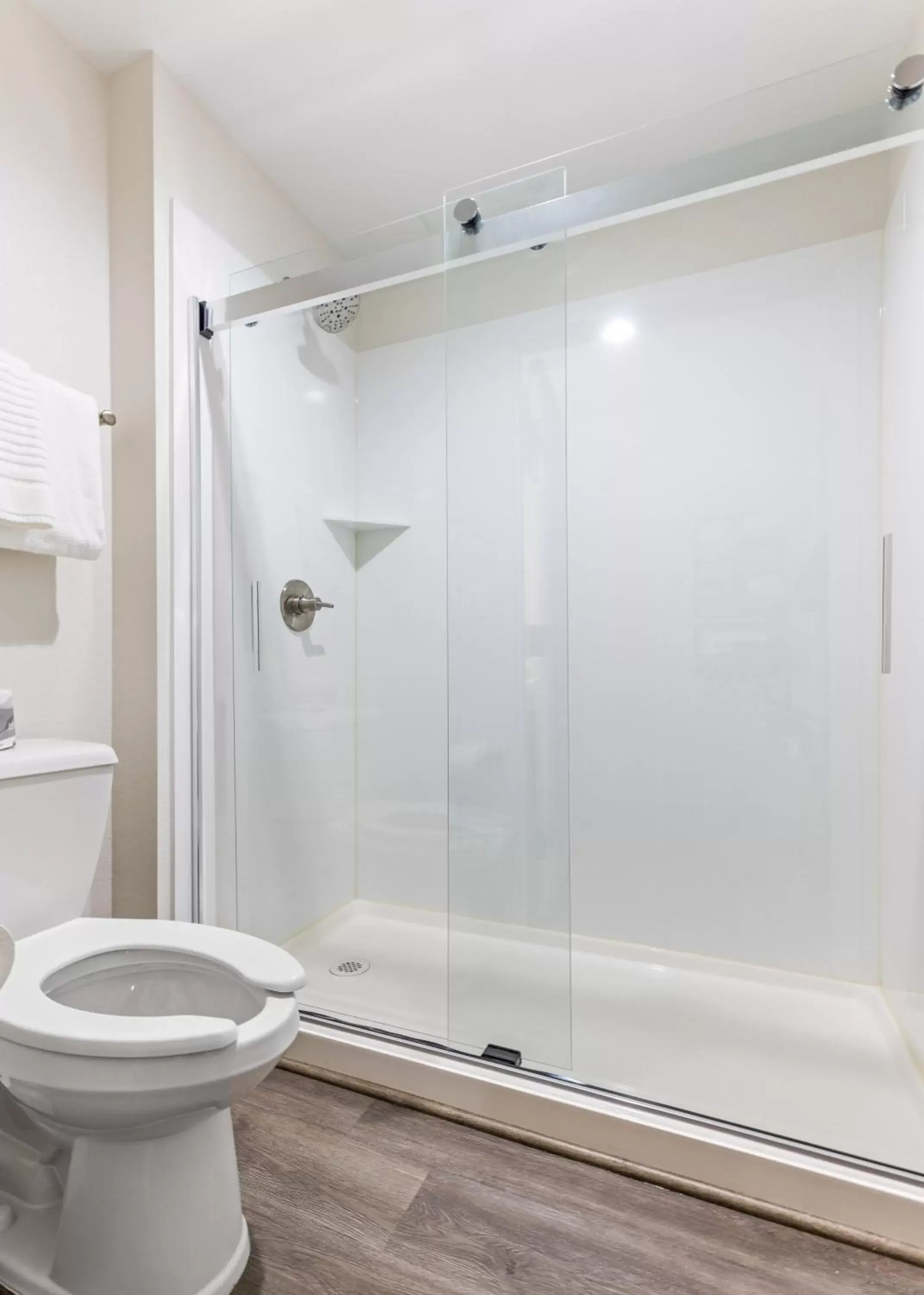 Bathroom in Hillstone Inn Tulare, Ascend Hotel Collection