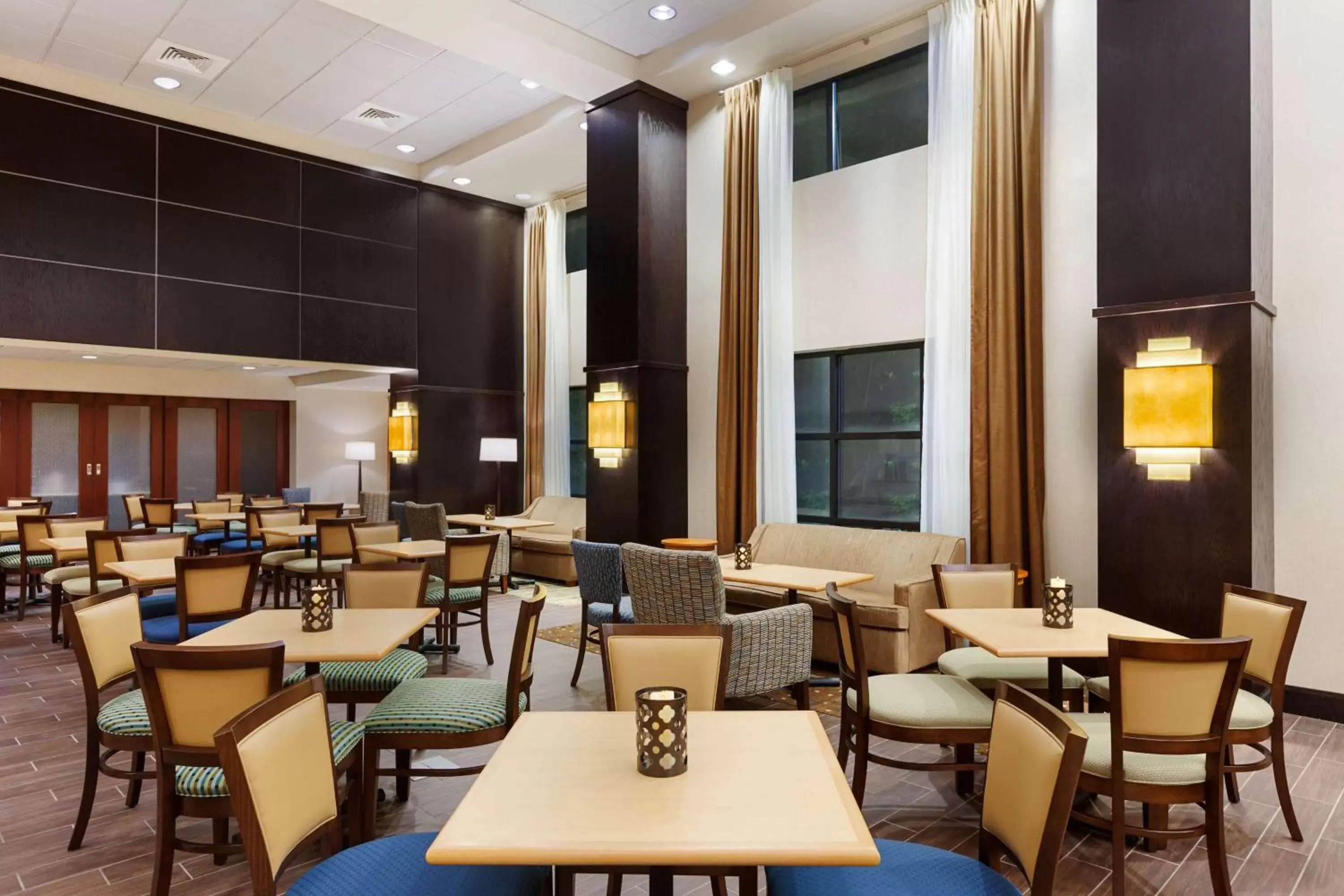 Lobby or reception, Restaurant/Places to Eat in Hampton Inn and Suites Camp Springs