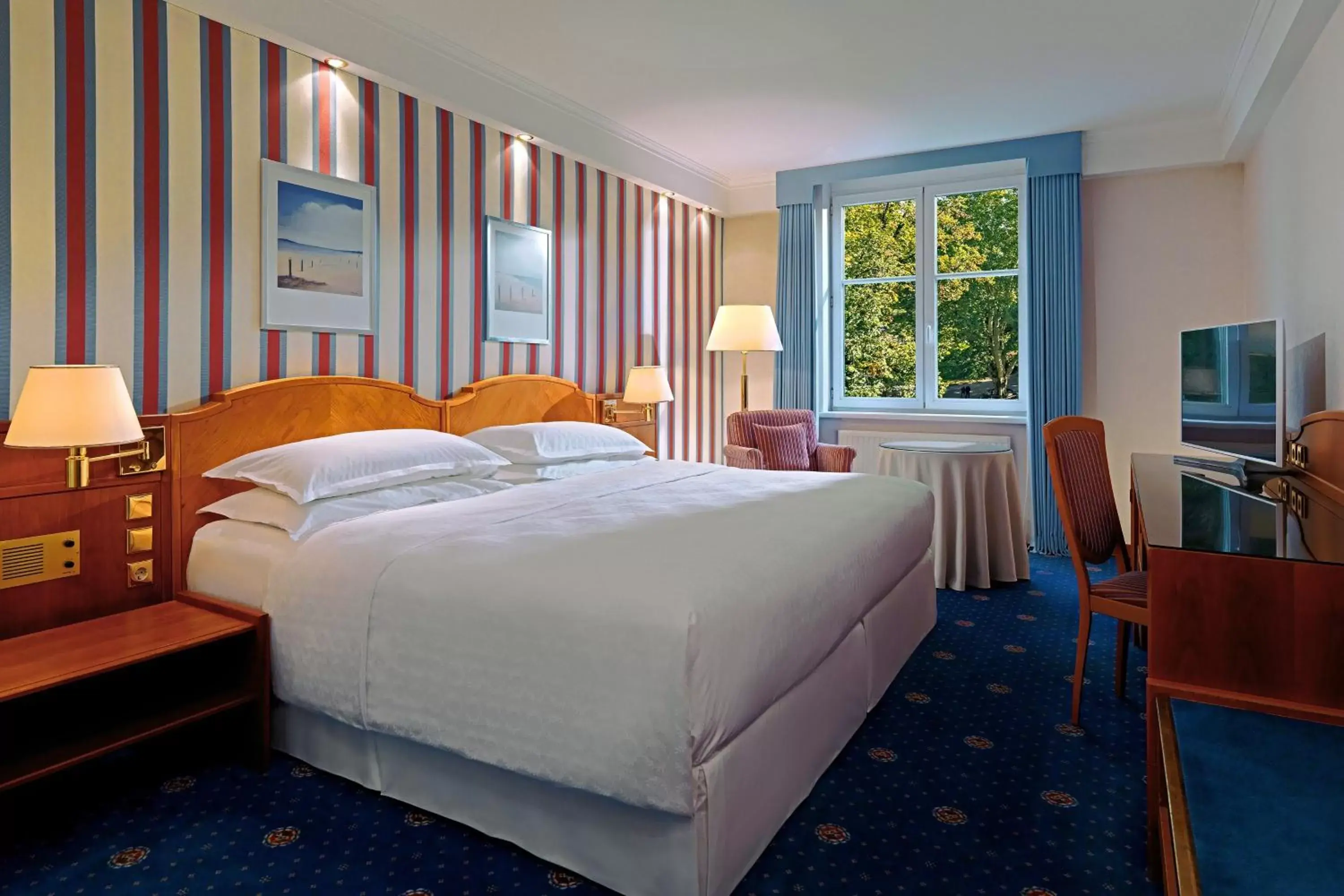 Photo of the whole room, Bed in Sheraton Grand Salzburg