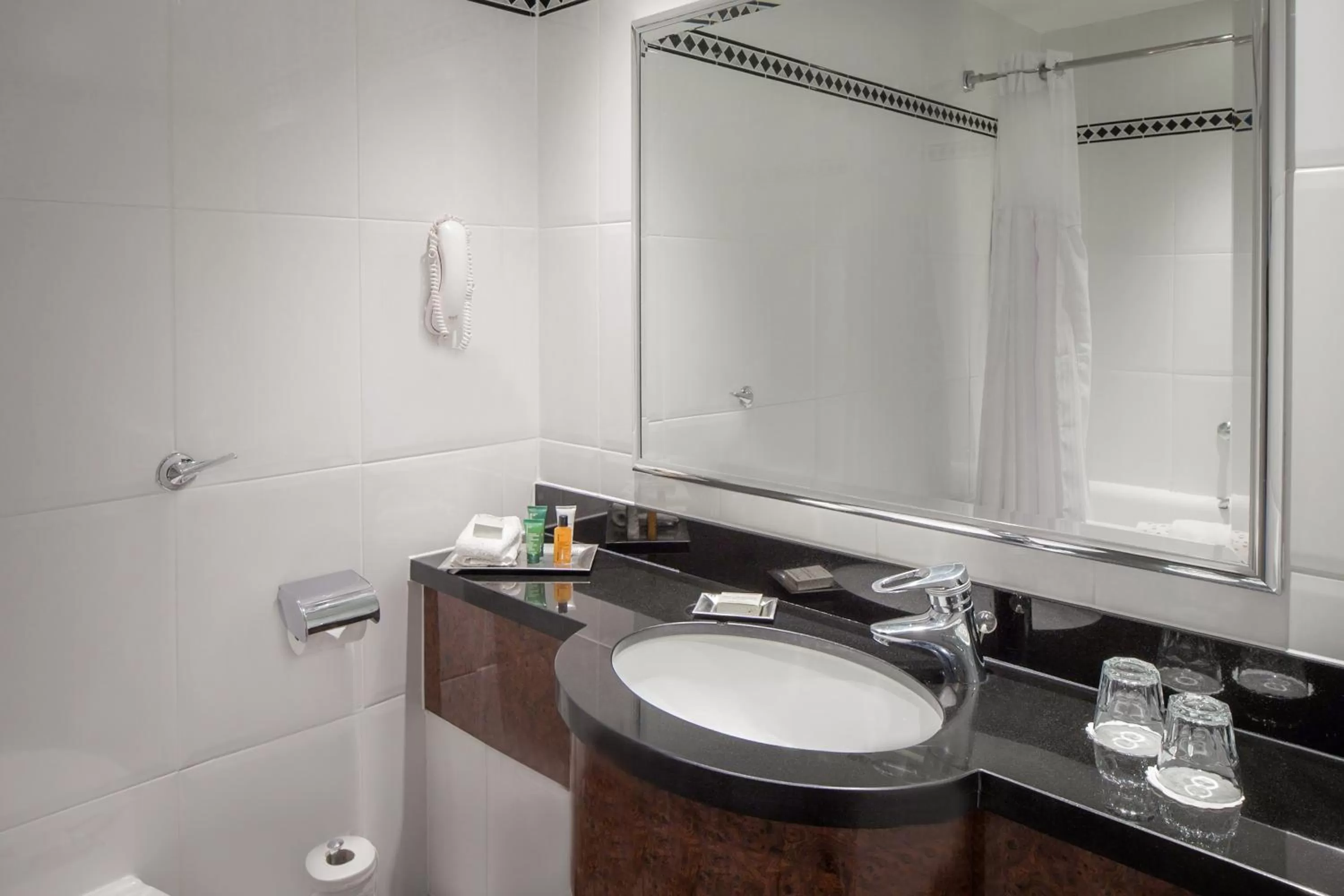 Bathroom in Glasgow Grosvenor Hotel