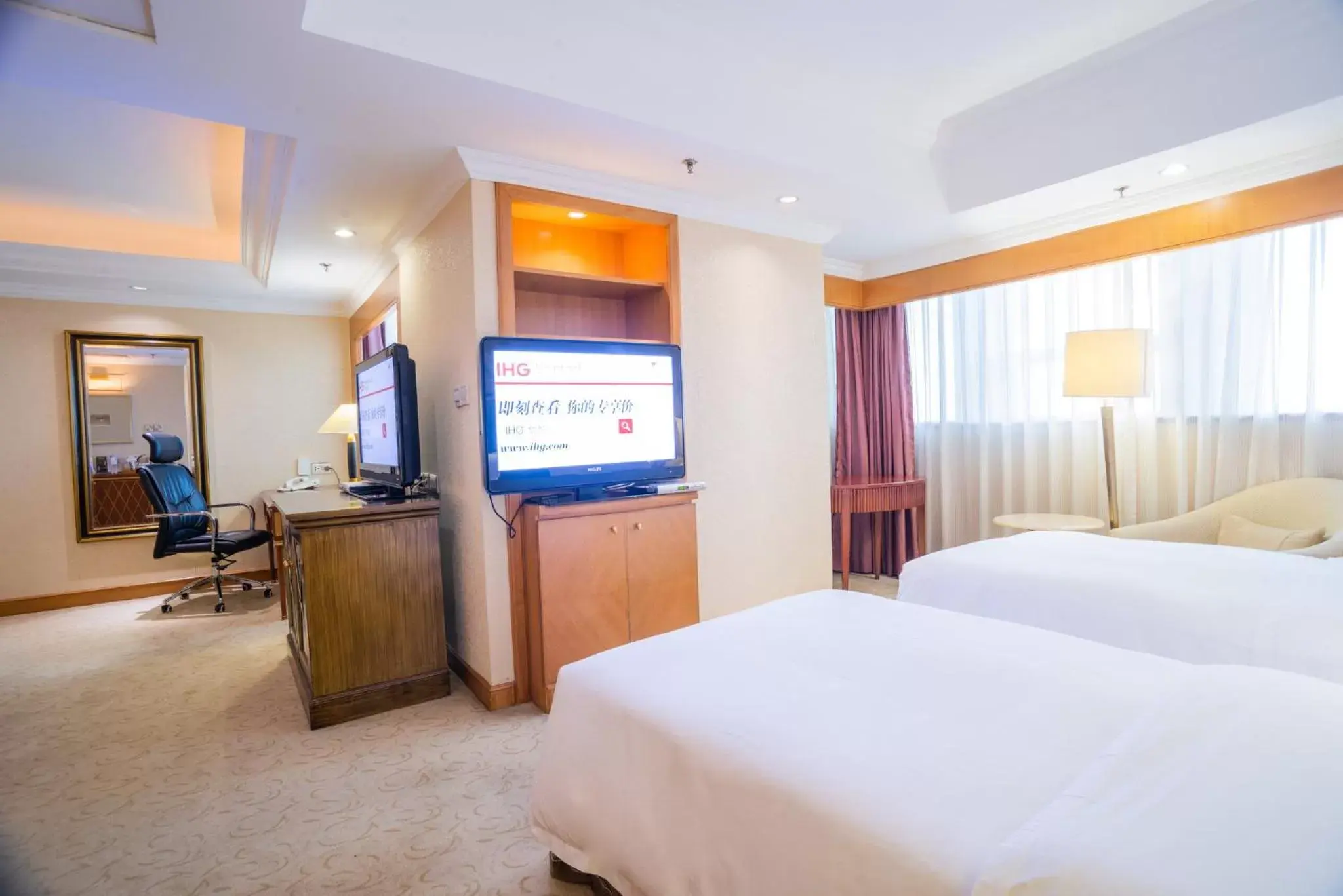 Photo of the whole room, TV/Entertainment Center in Crowne Plaza Qingdao, an IHG Hotel