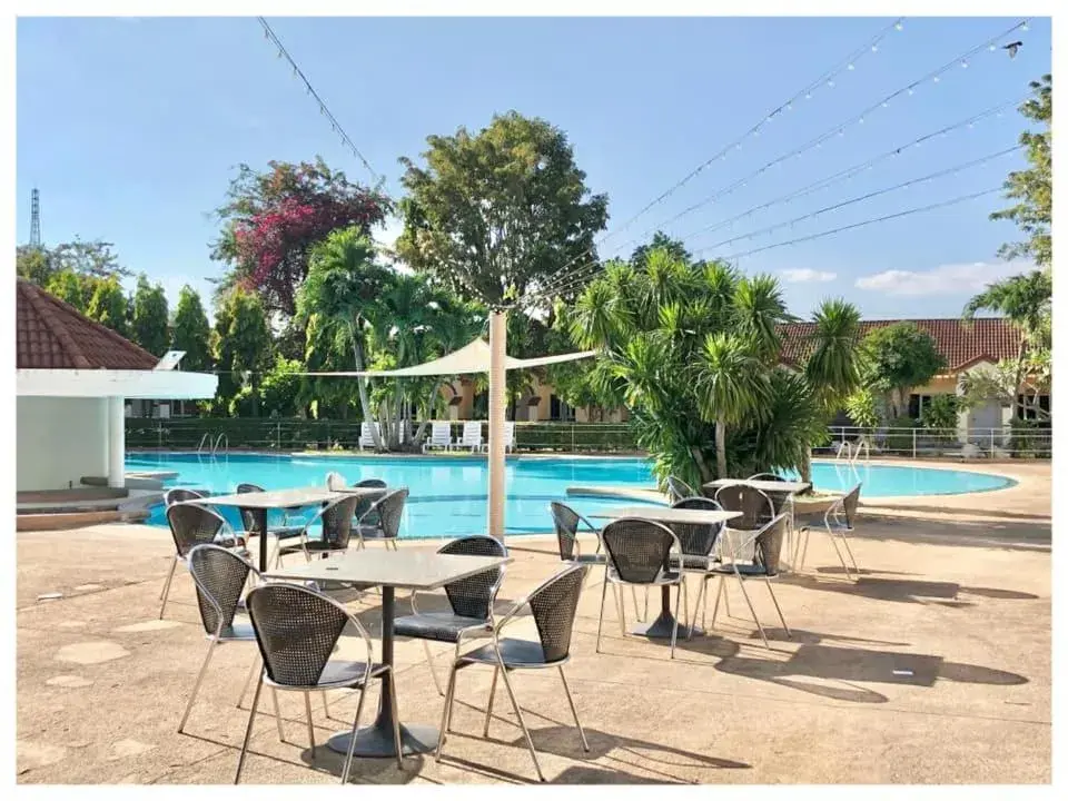 Swimming Pool in Lopburi Inn Resort