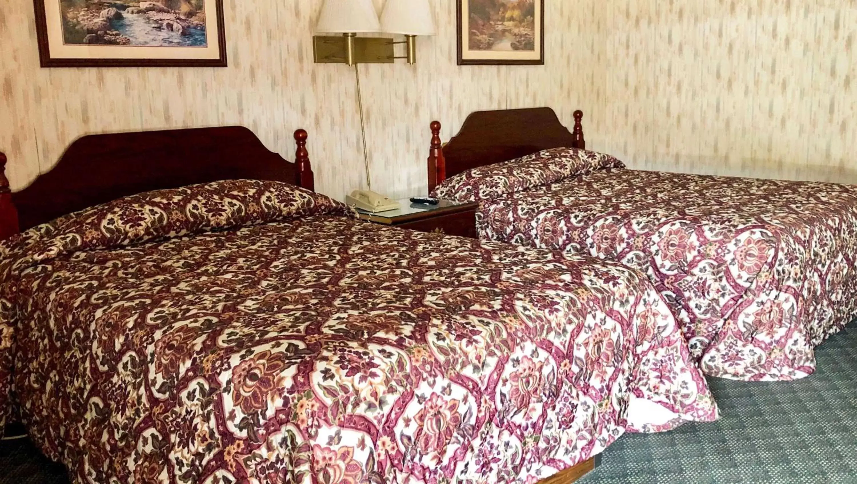 Photo of the whole room, Bed in Pleasant Valley Motel West Stockbridge