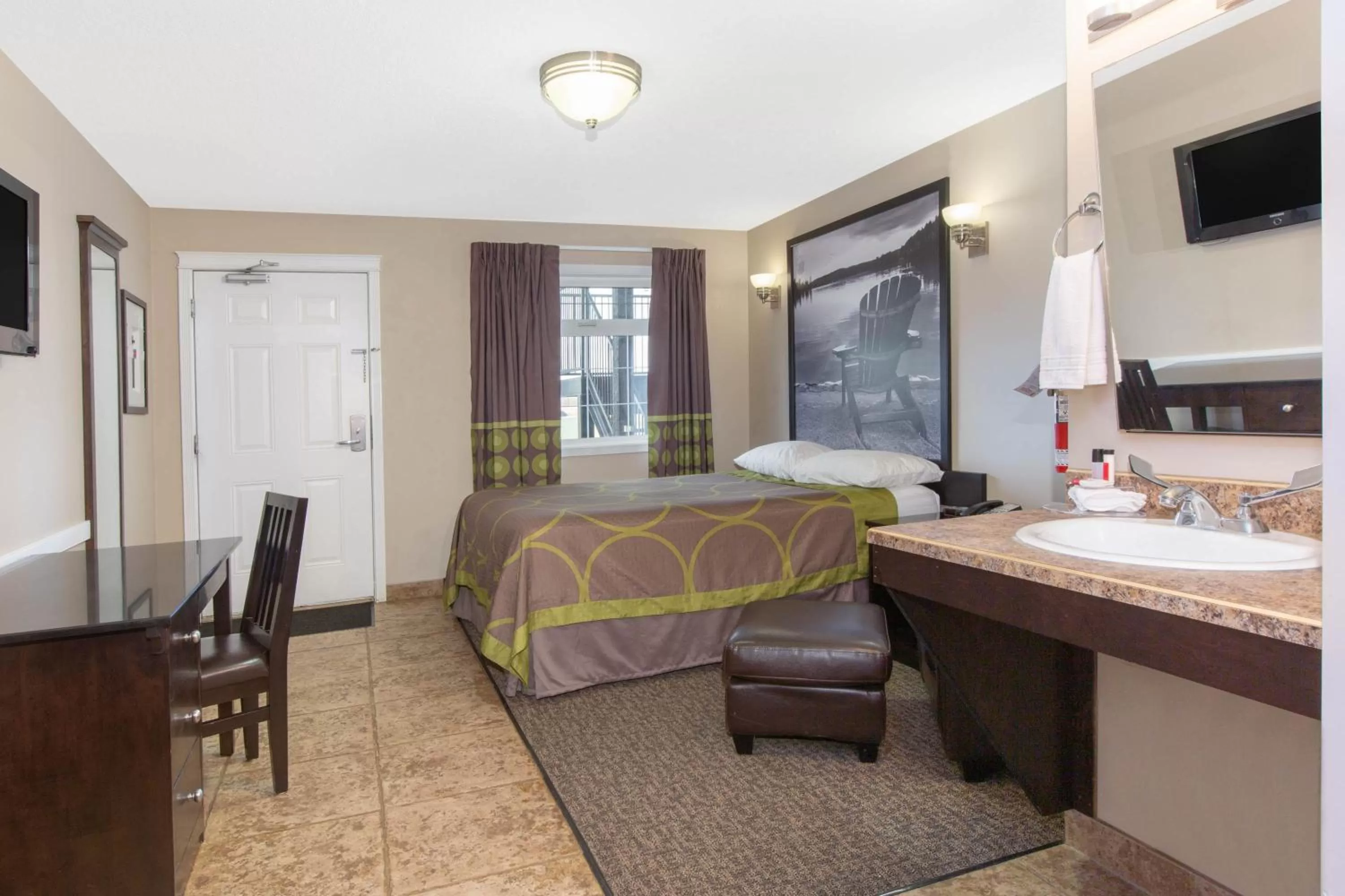 Kitchen or kitchenette, Bed in Super 8 by Wyndham Fort McMurray