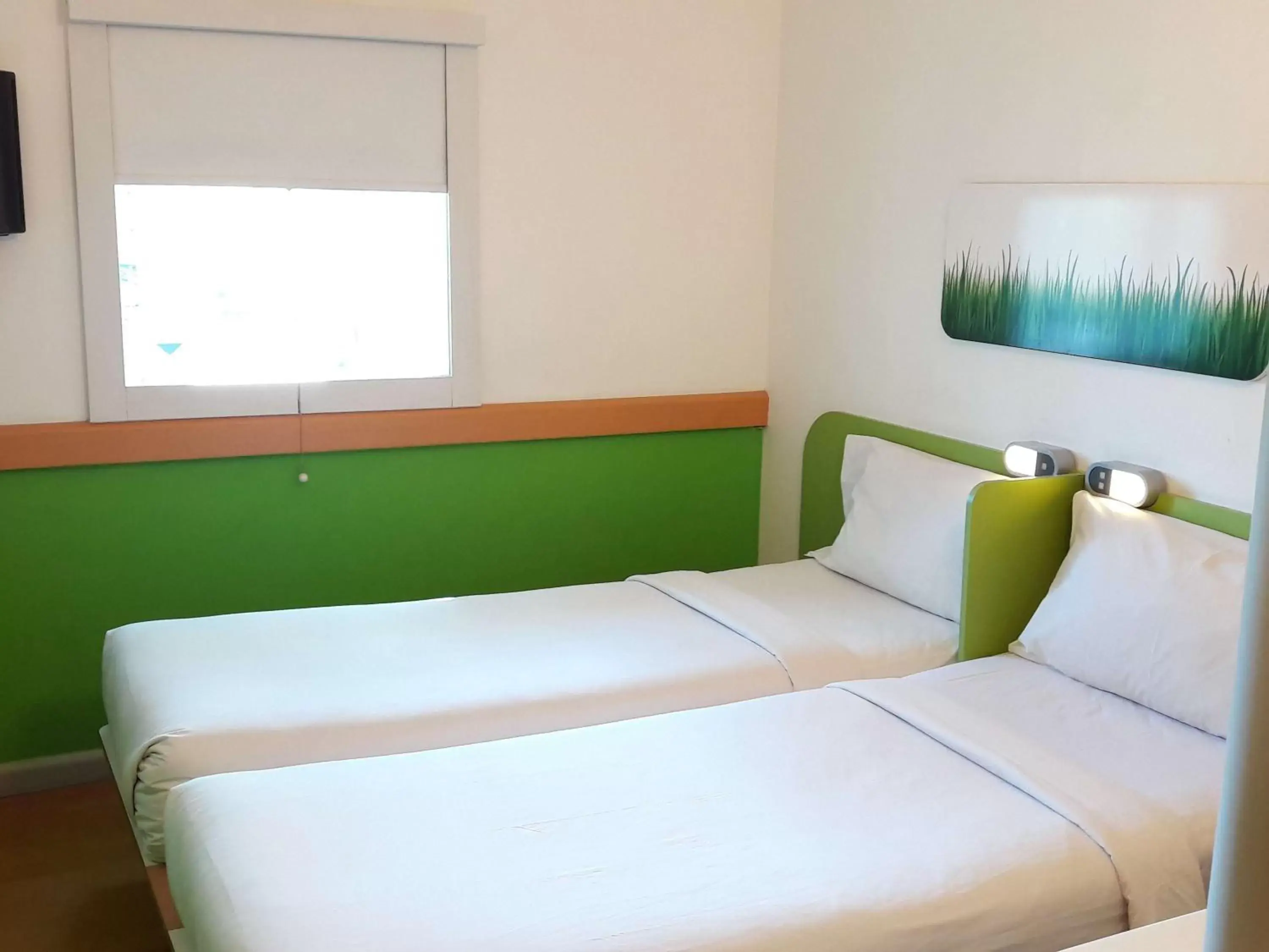 Photo of the whole room, Bed in Ibis Budget Makassar Airport