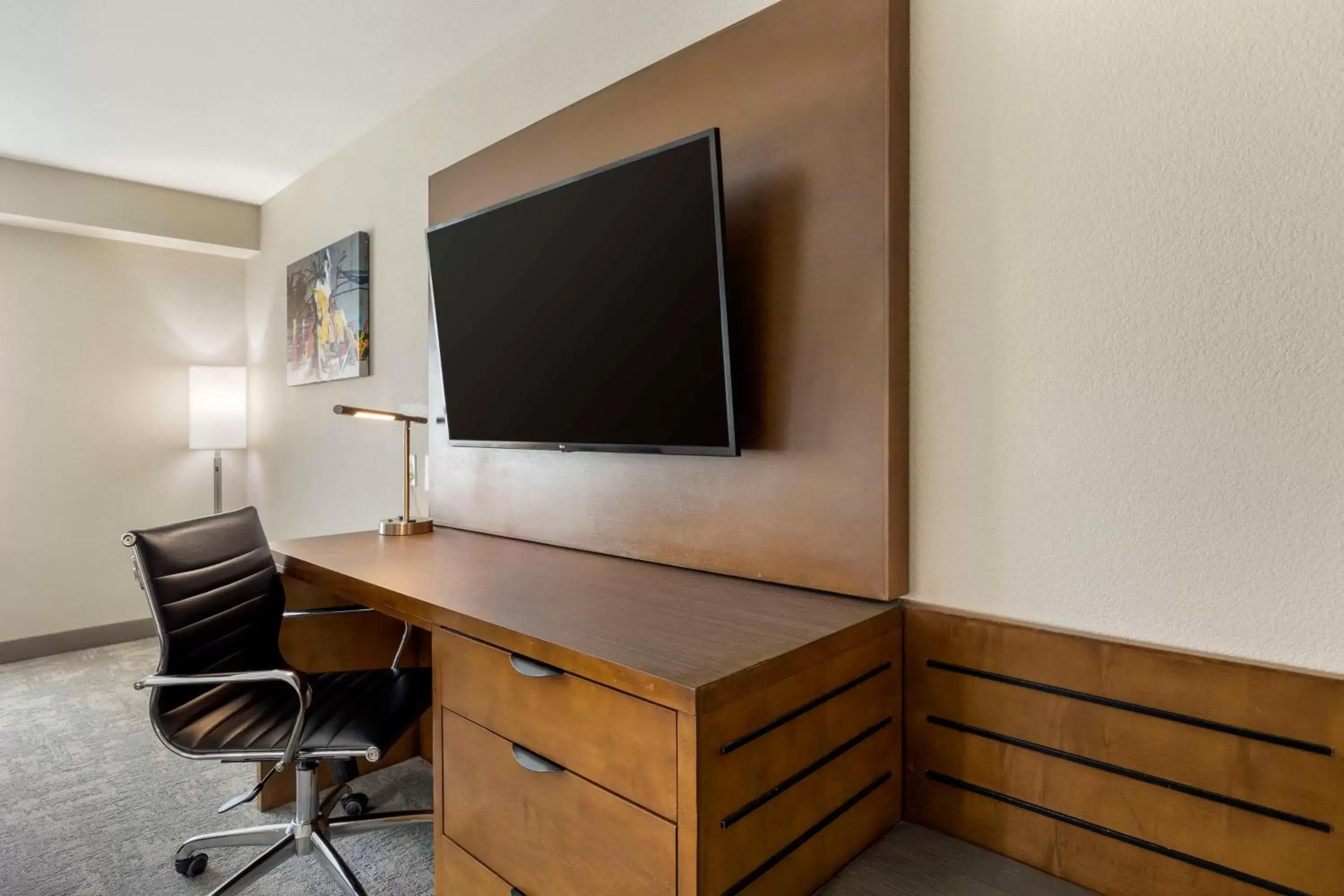 Bedroom, TV/Entertainment Center in Best Western Plus Henderson Hotel