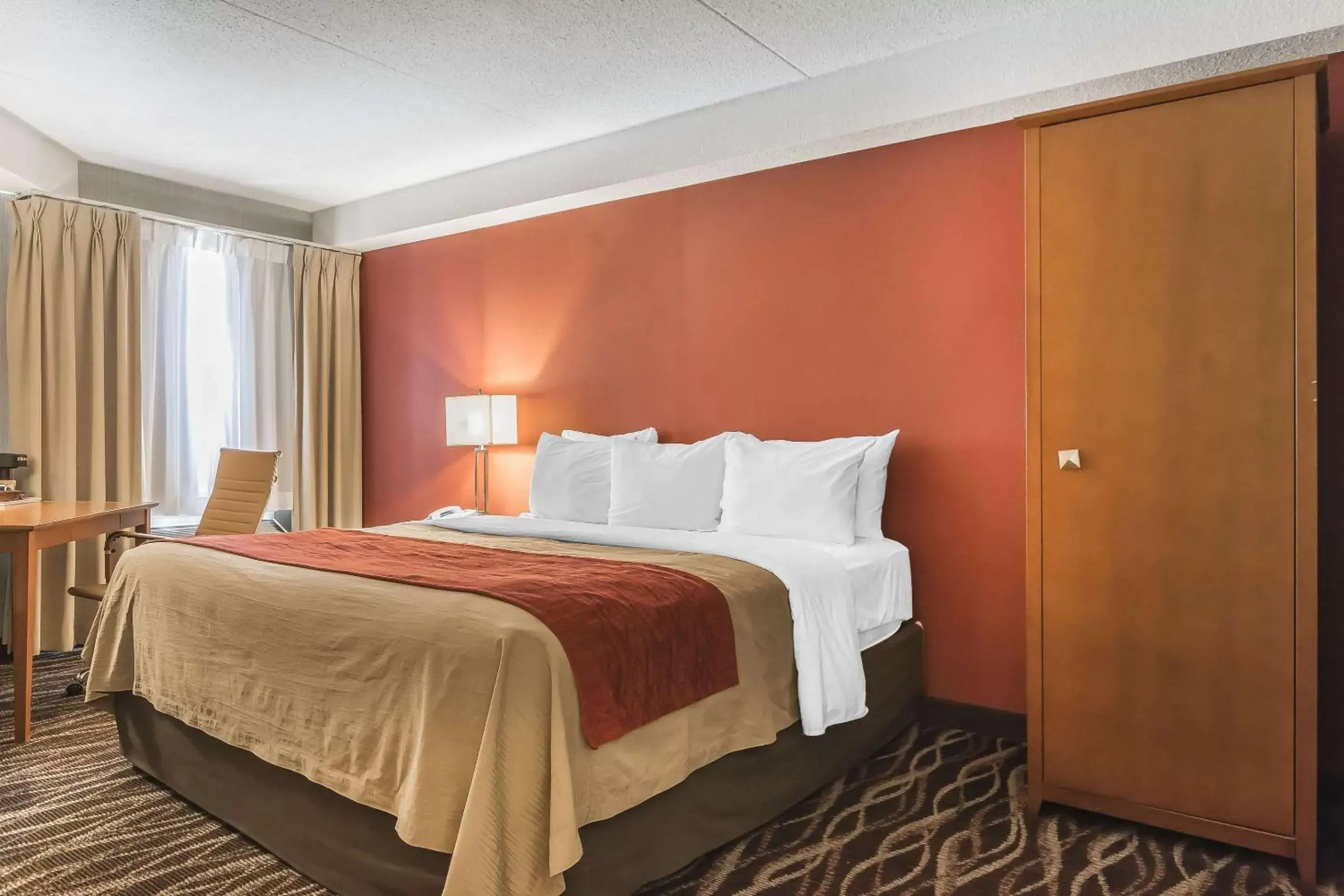 Photo of the whole room, Bed in Comfort Inn Oshawa