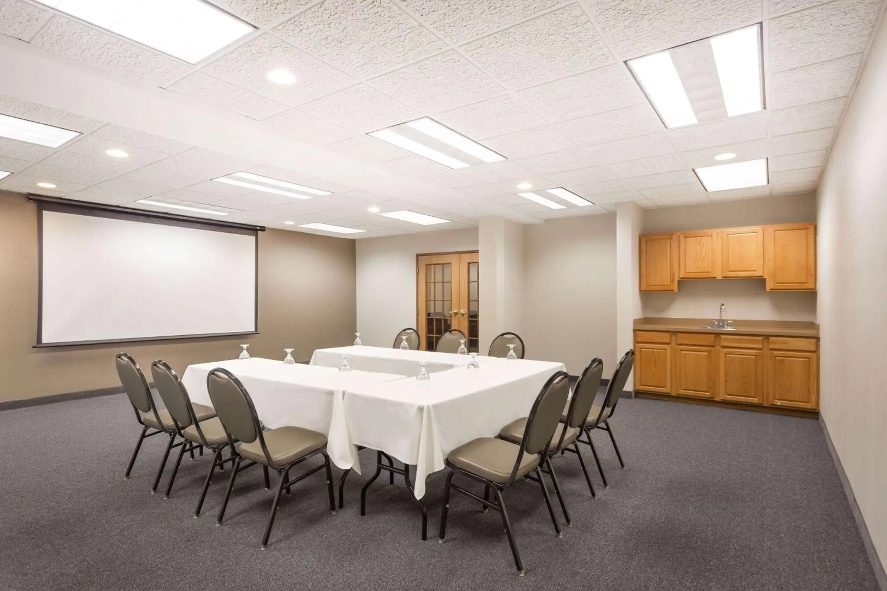 Meeting/conference room in Wyndham Garden Madison Fitchburg