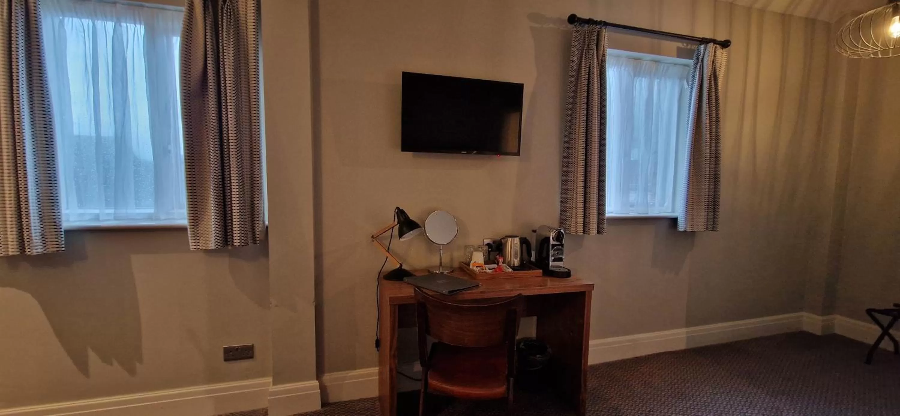 TV and multimedia in The Cross-Keys Hotel