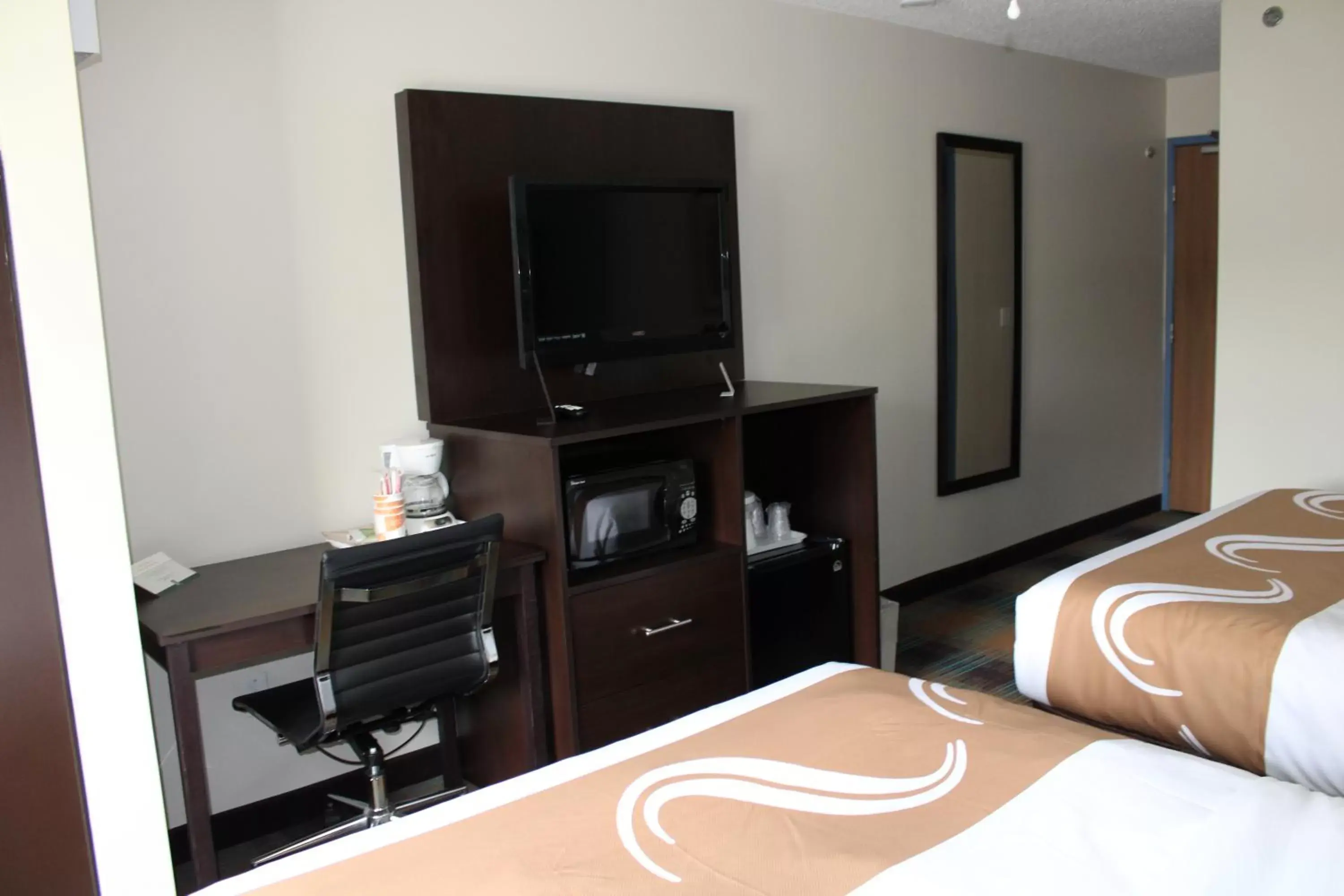 TV and multimedia, Bed in Quality Inn Mount Pleasant TV and multimedia, Bed in Quality Inn Mount Pleasant