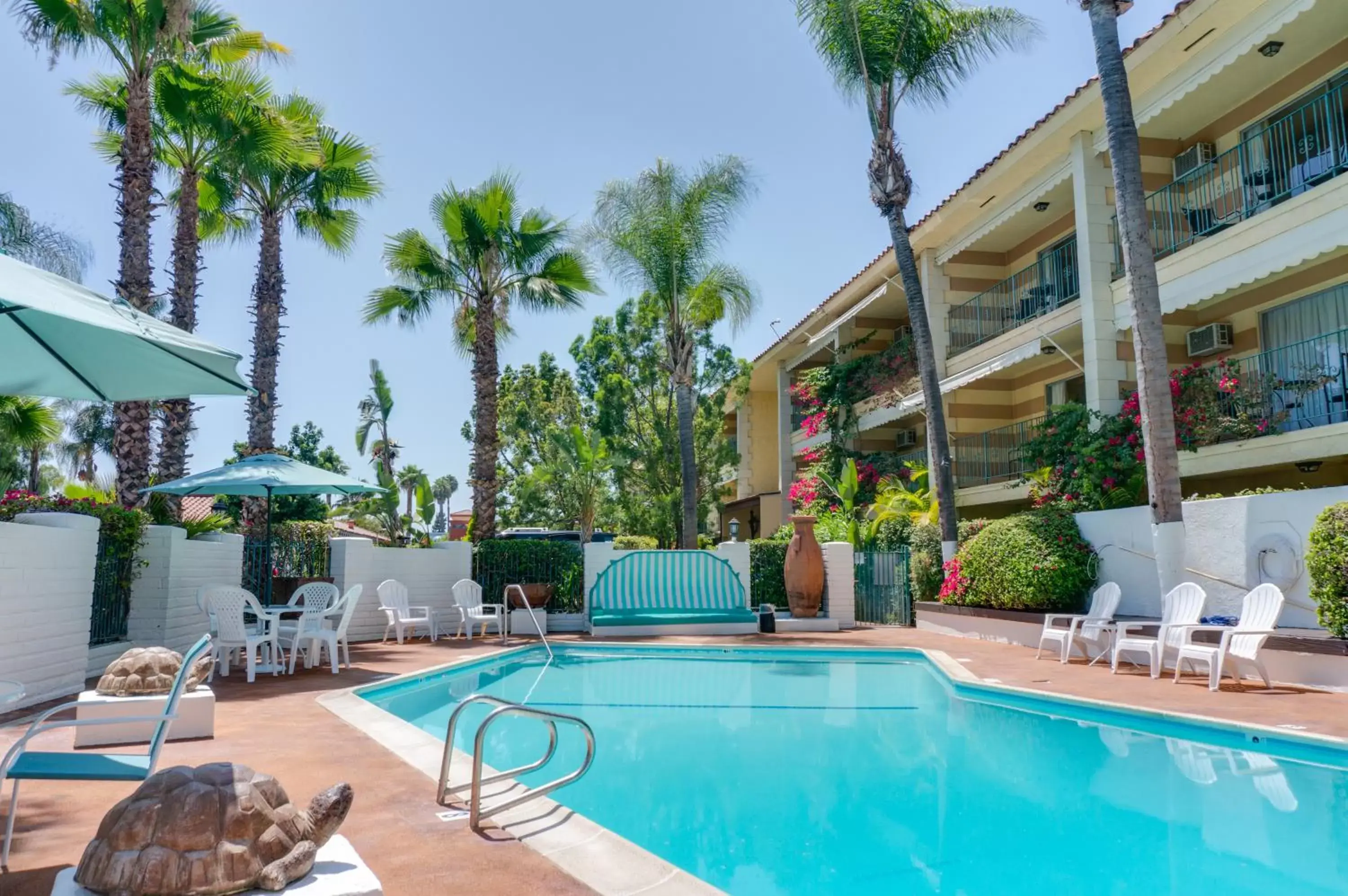 Swimming pool in Hotel Pepper Tree Boutique Kitchen Studios - Anaheim Swimming pool in Hotel Pepper Tree Boutique Kitchen Studios - Anaheim