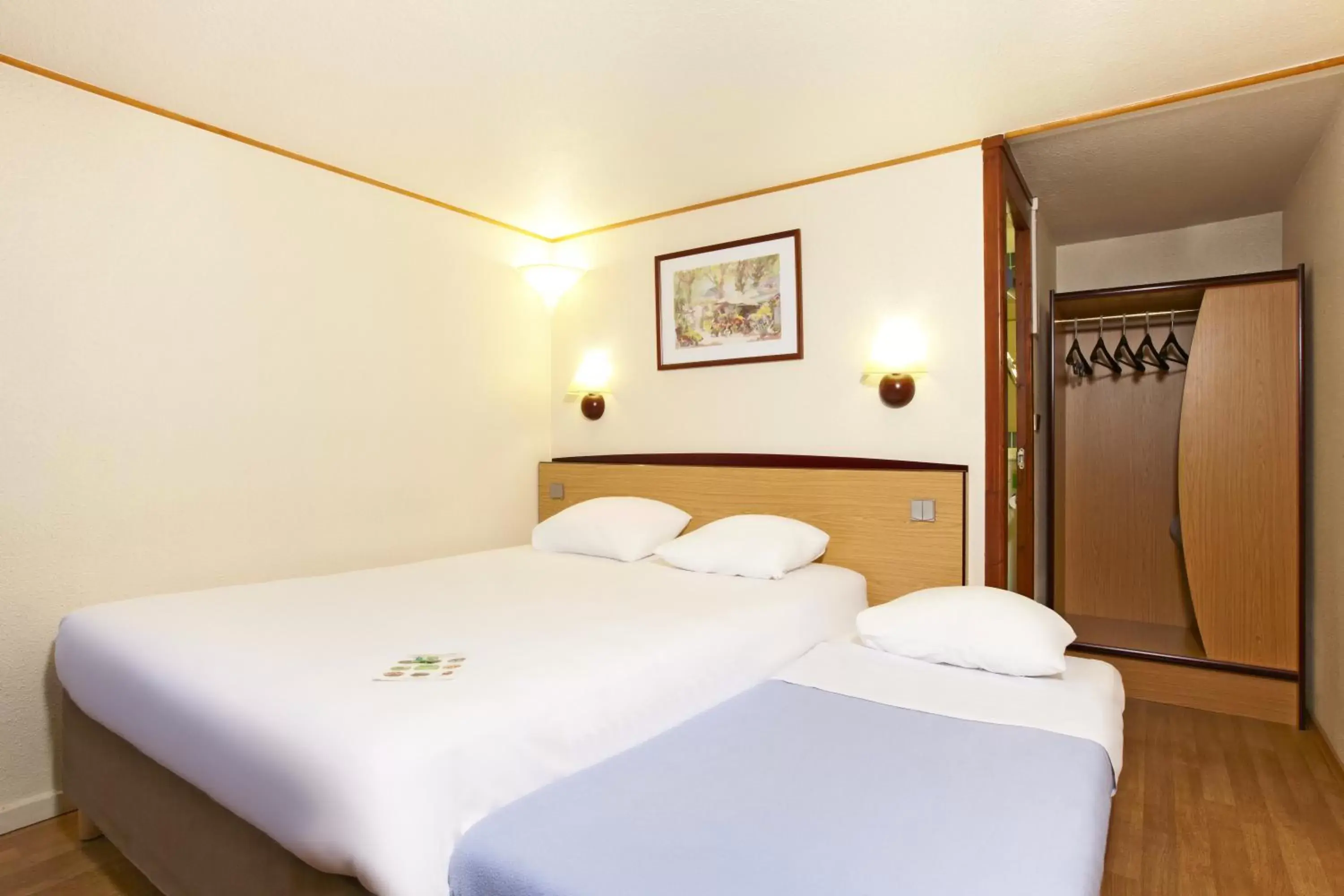 Photo of the whole room, Bed in Campanile Calais Photo of the whole room, Bed in Campanile Calais