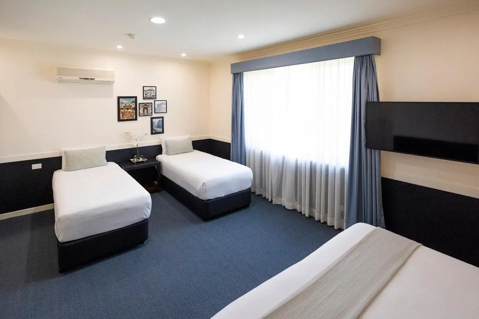 Bed in Hawkesbury Race Club Motel