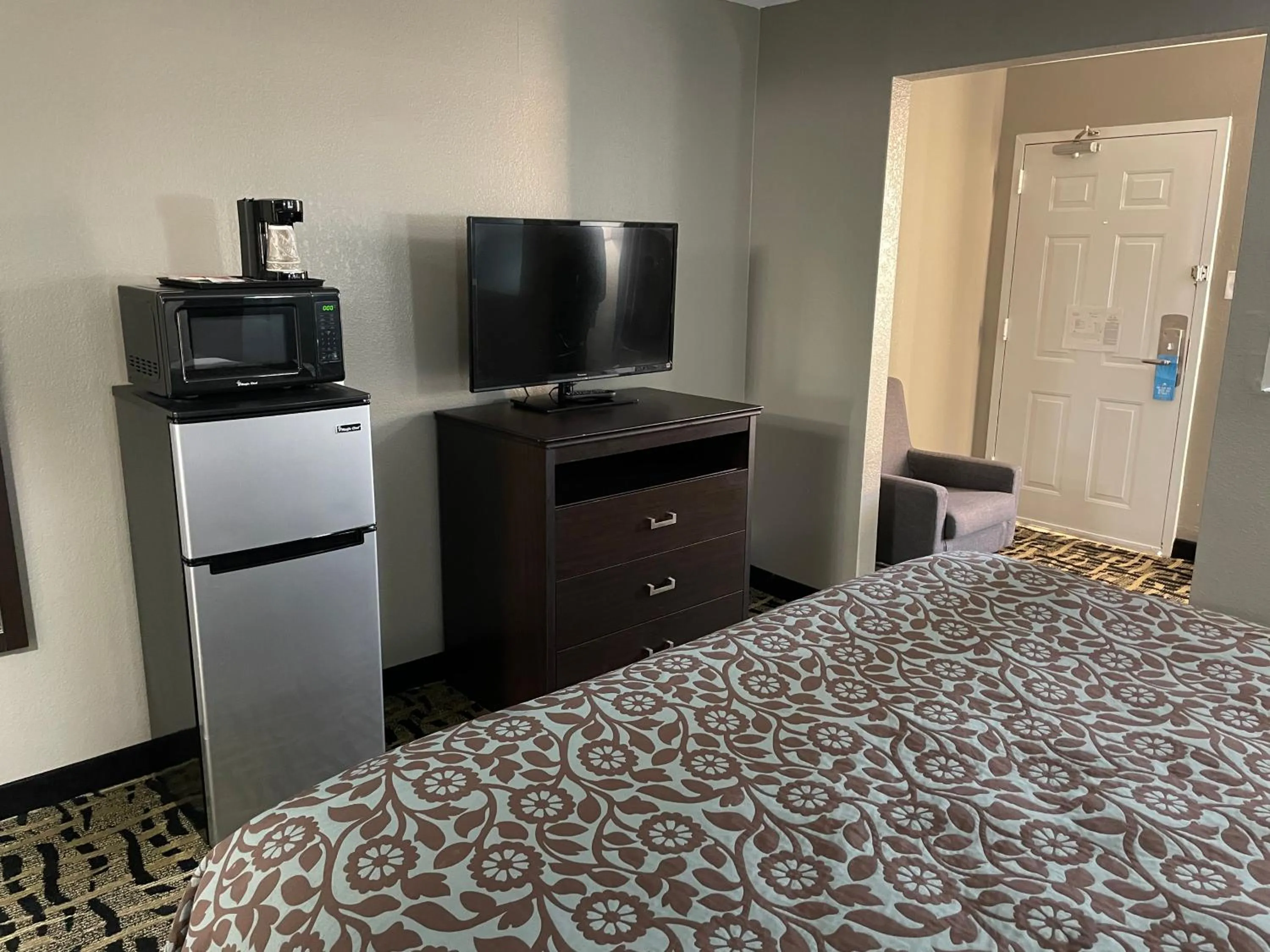 TV/Entertainment Center in Days Inn & Suites by Wyndham Collierville Germantown Area