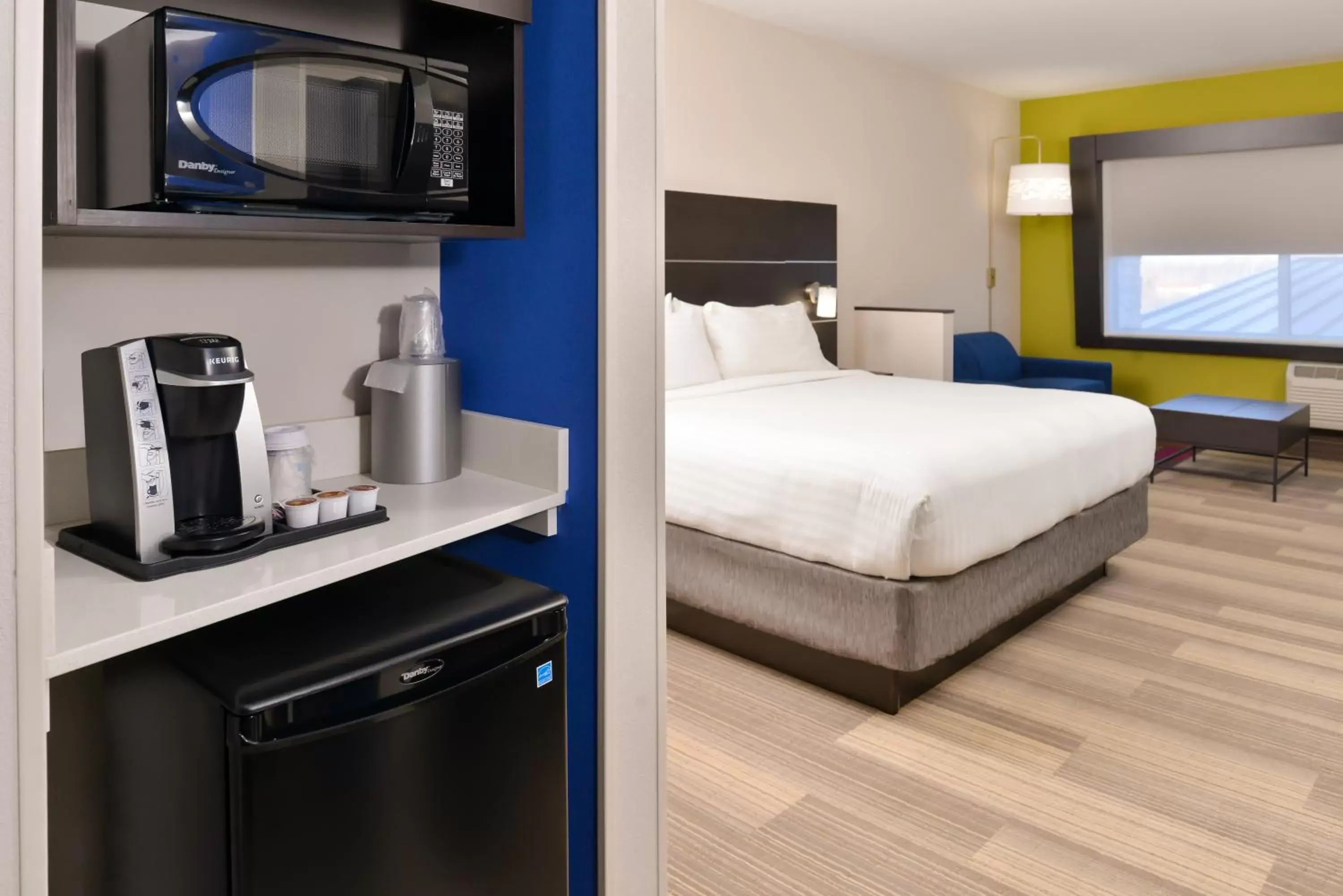 Bedroom in Holiday Inn Express & Suites - Kansas City - Lee's Summit, an IHG Hotel