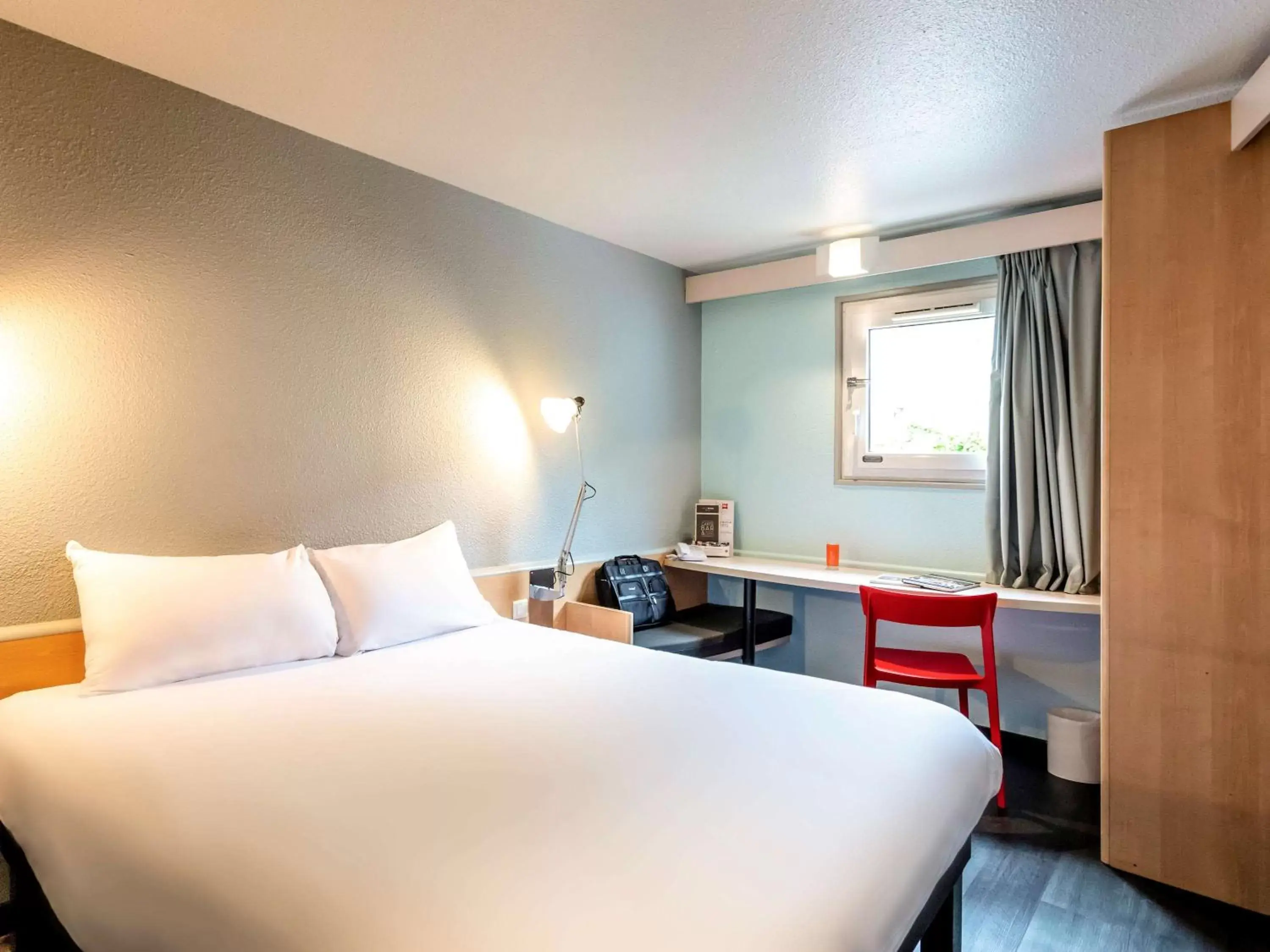 Bedroom, Bed in ibis Bourges Centre