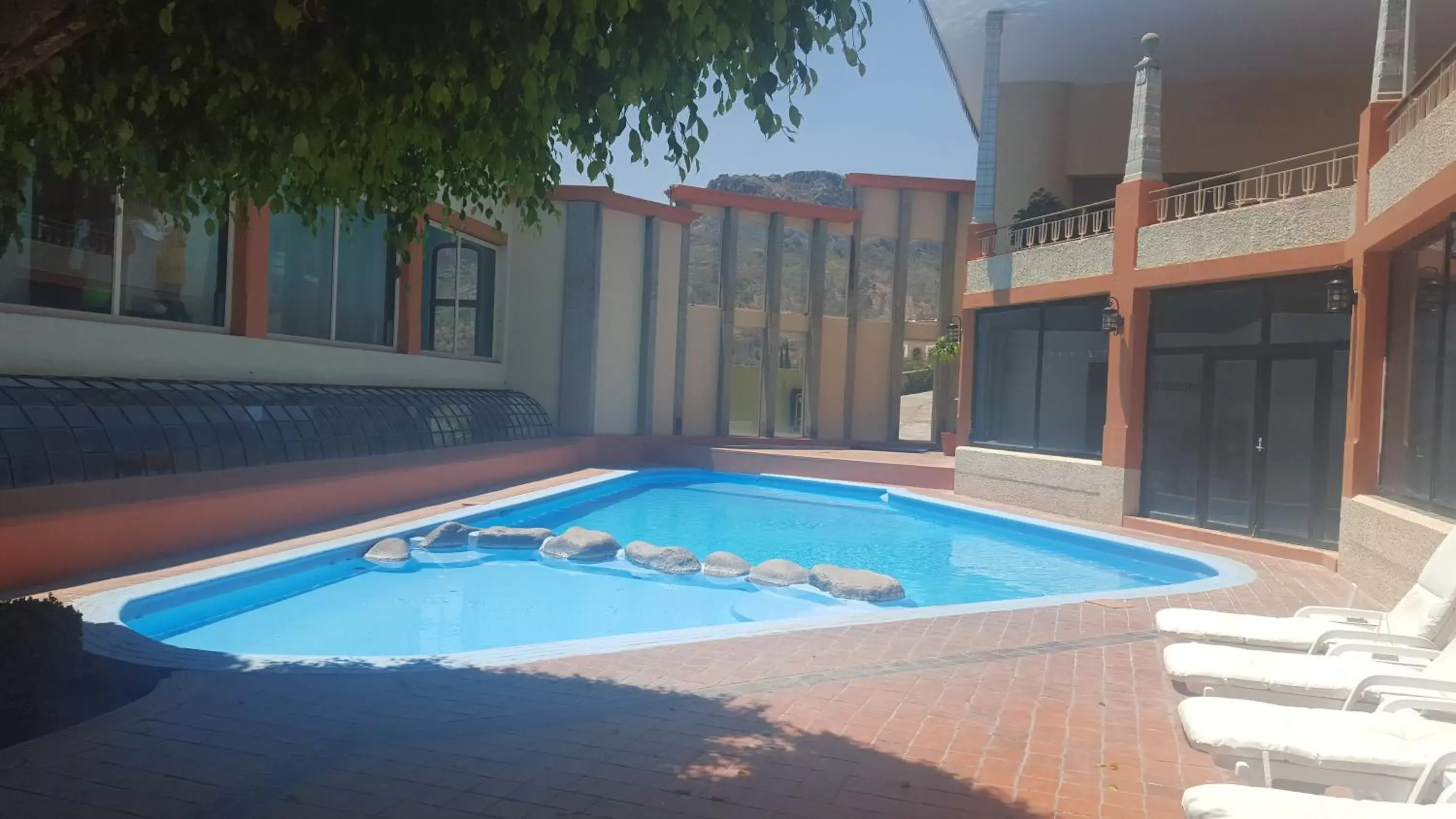 Property building, Swimming Pool in Hotel Paseo de la Presa