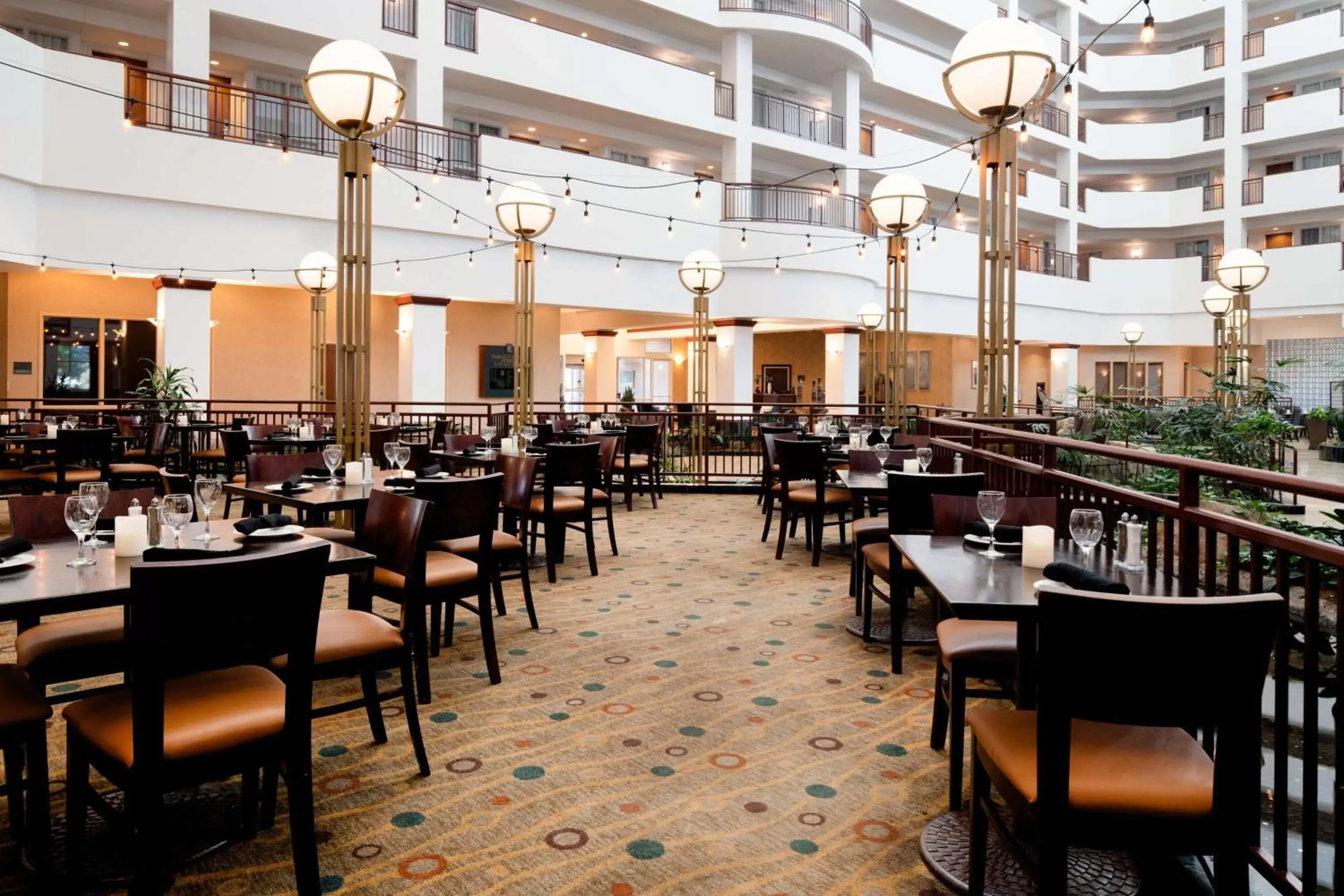 Lounge or bar, Restaurant/Places to Eat in Embassy Suites by Hilton Portland Airport