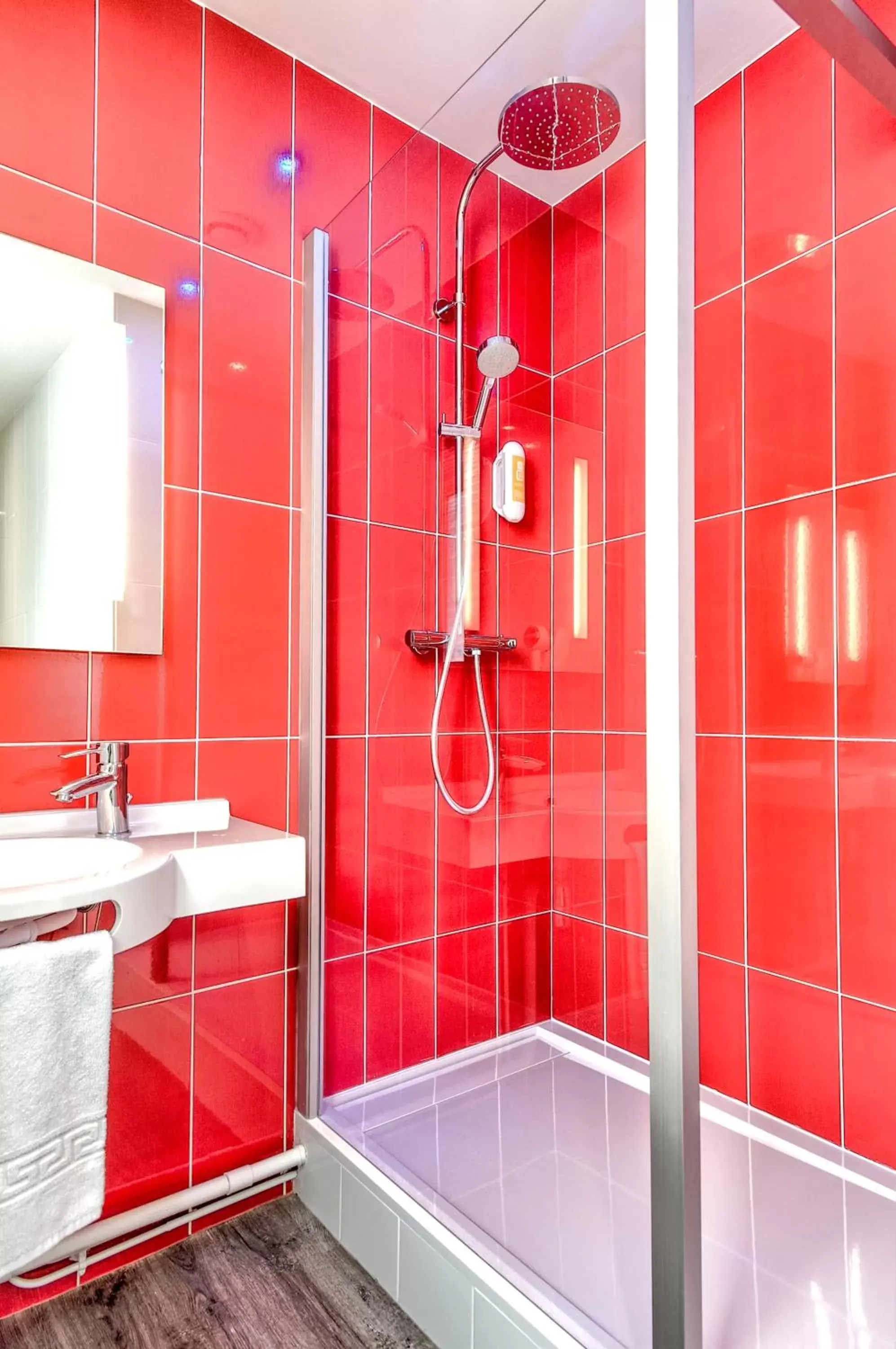 Bathroom in The Originals Access, Hôtel Bourges Gare