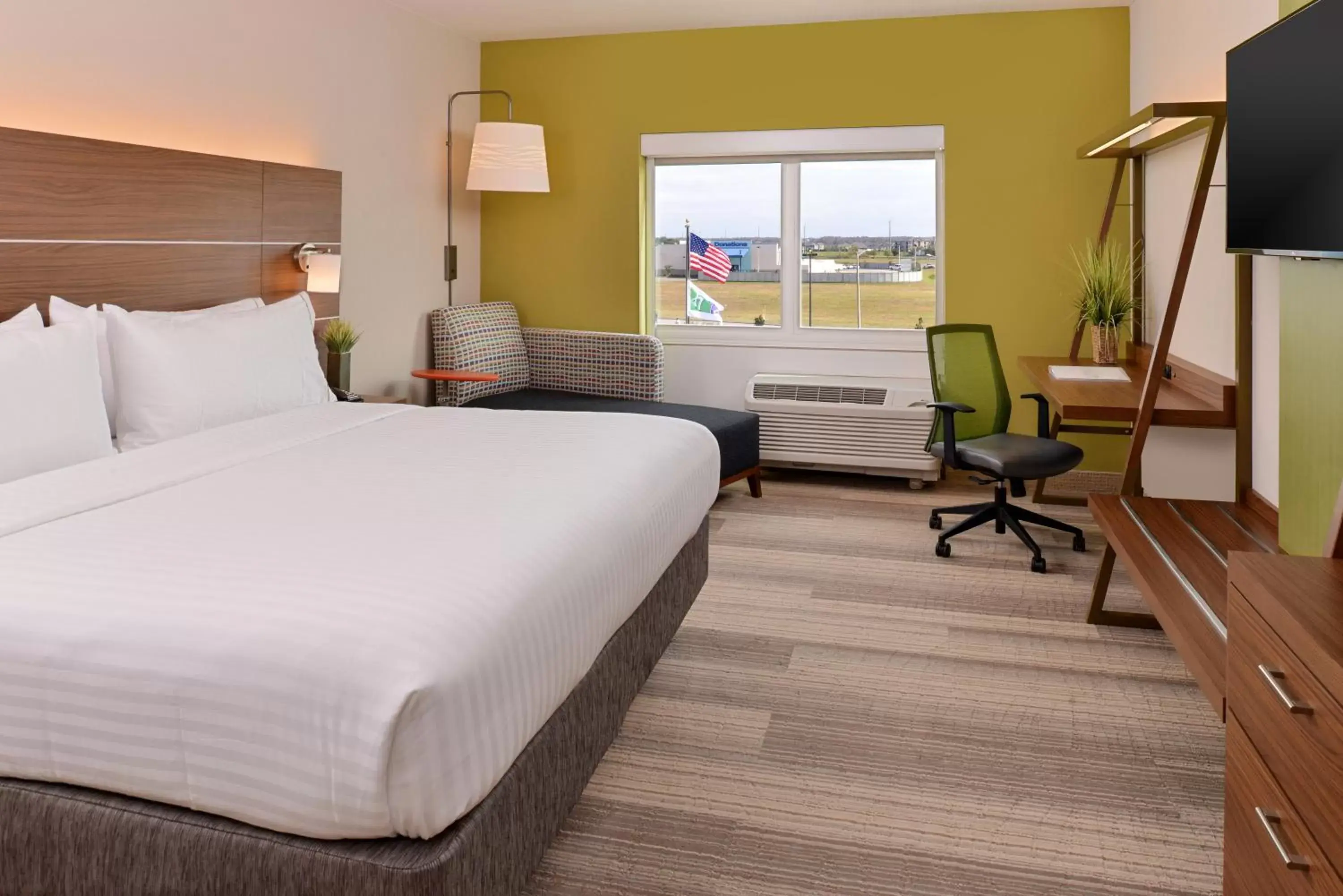 Photo of the whole room, Bed in Holiday Inn Express & Suites Trinity, an IHG Hotel