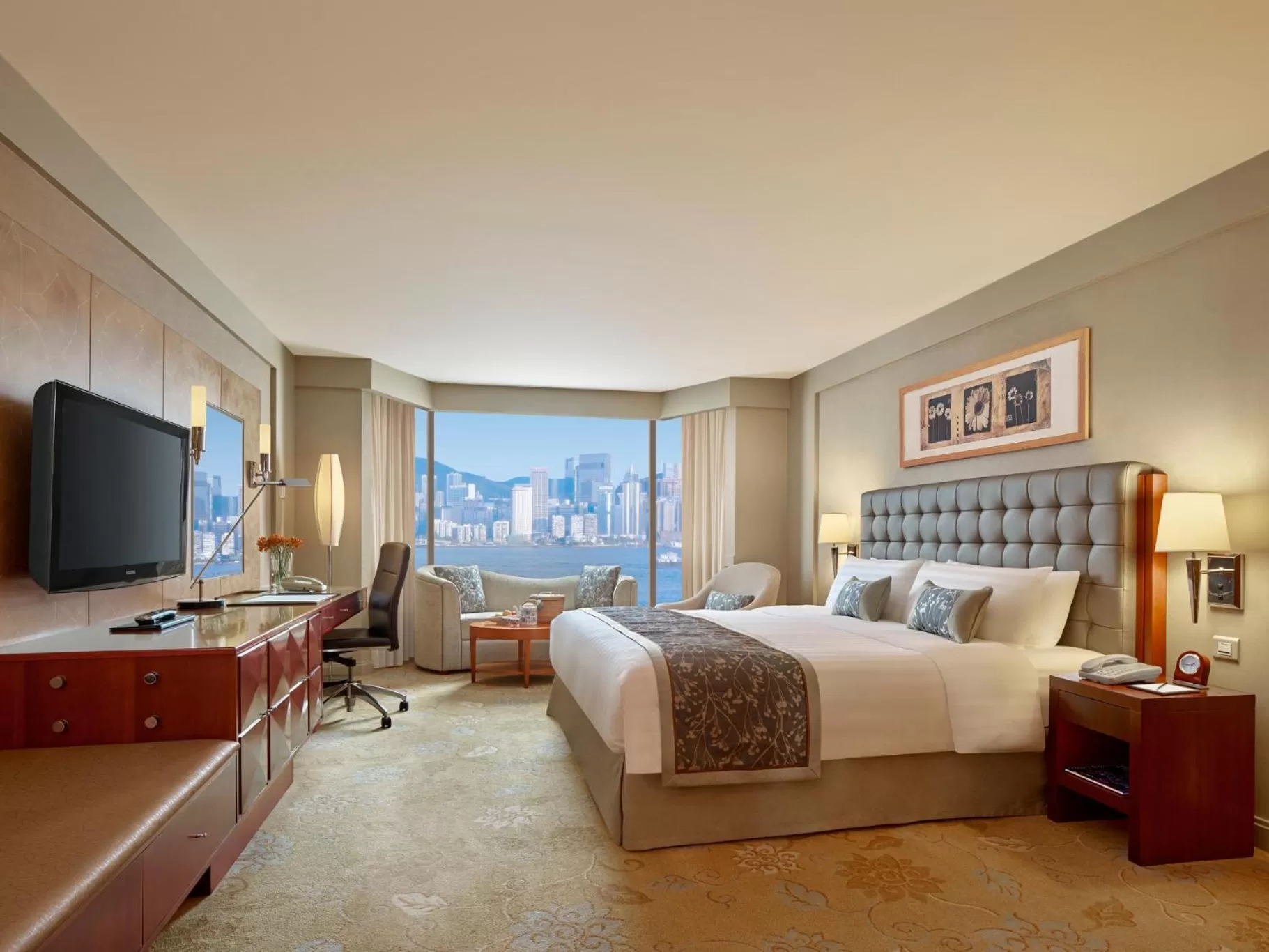 TV and multimedia, Bed in Kowloon Shangri-La, Hong Kong