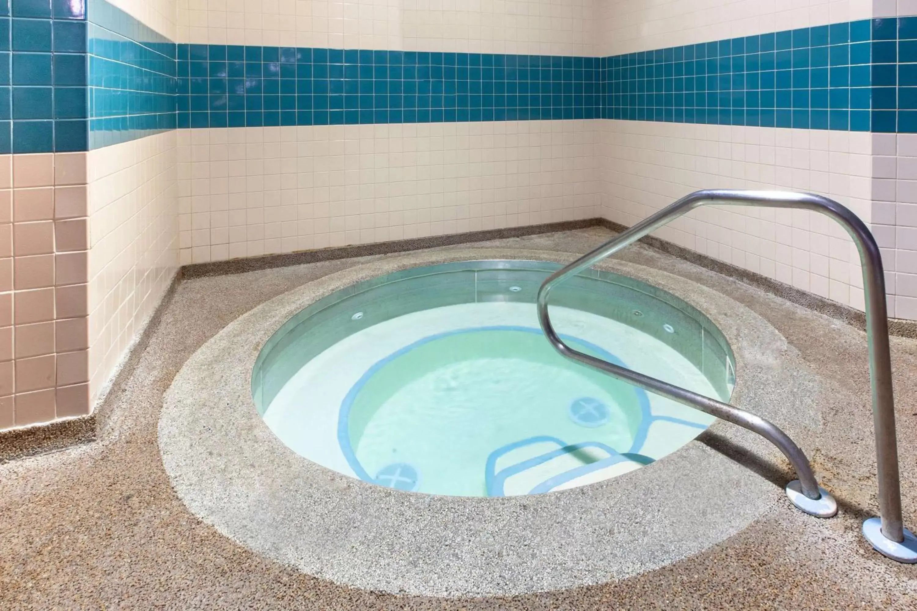 Hot Tub, Swimming Pool in Days Inn & Suites by Wyndham Grand Rapids Near Downtown
