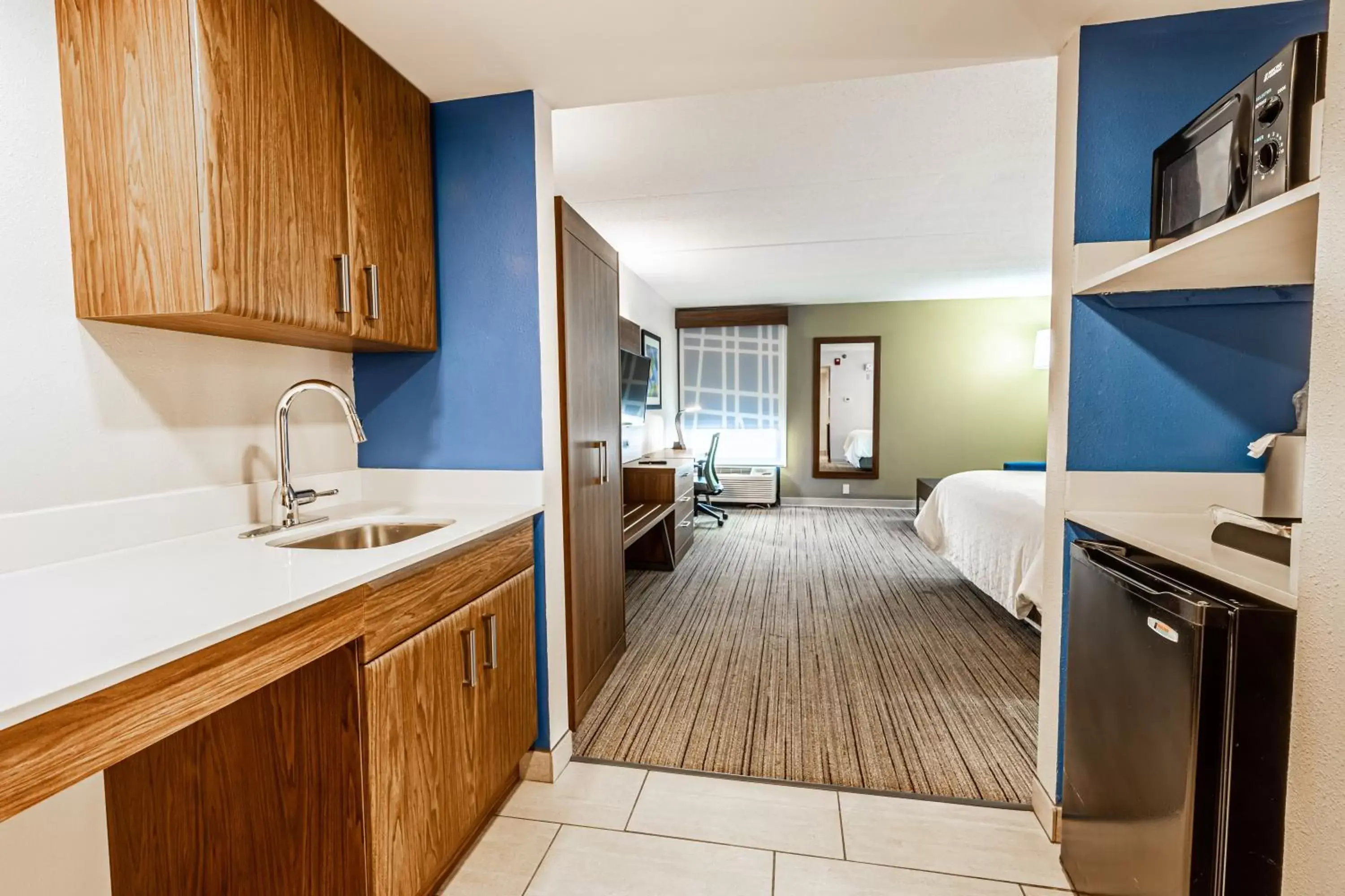 Photo of the whole room, Kitchen/Kitchenette in Holiday Inn Express Indianapolis South, an IHG Hotel