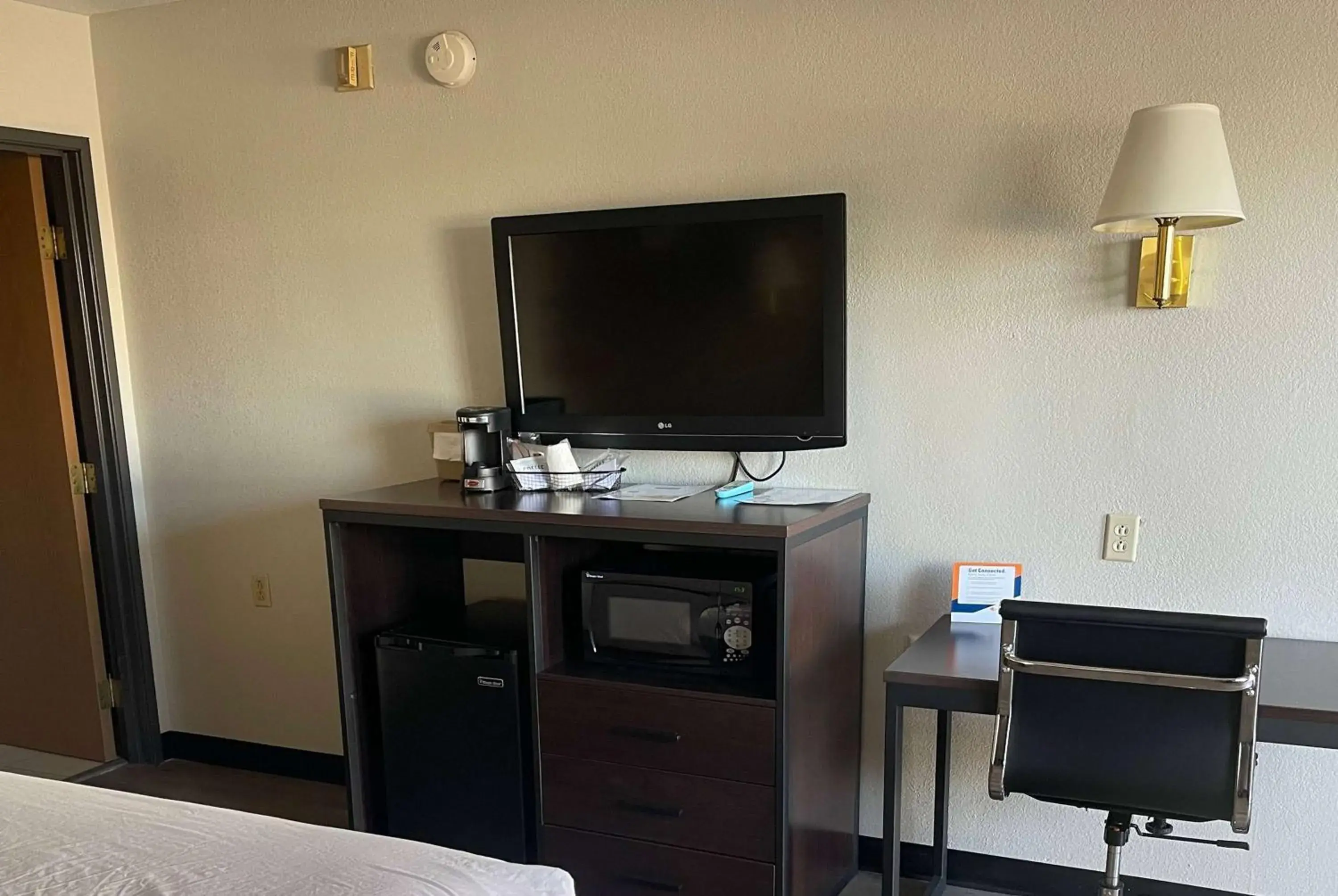 Photo of the whole room, TV/Entertainment Center in Travelodge by Wyndham Tucson AZ