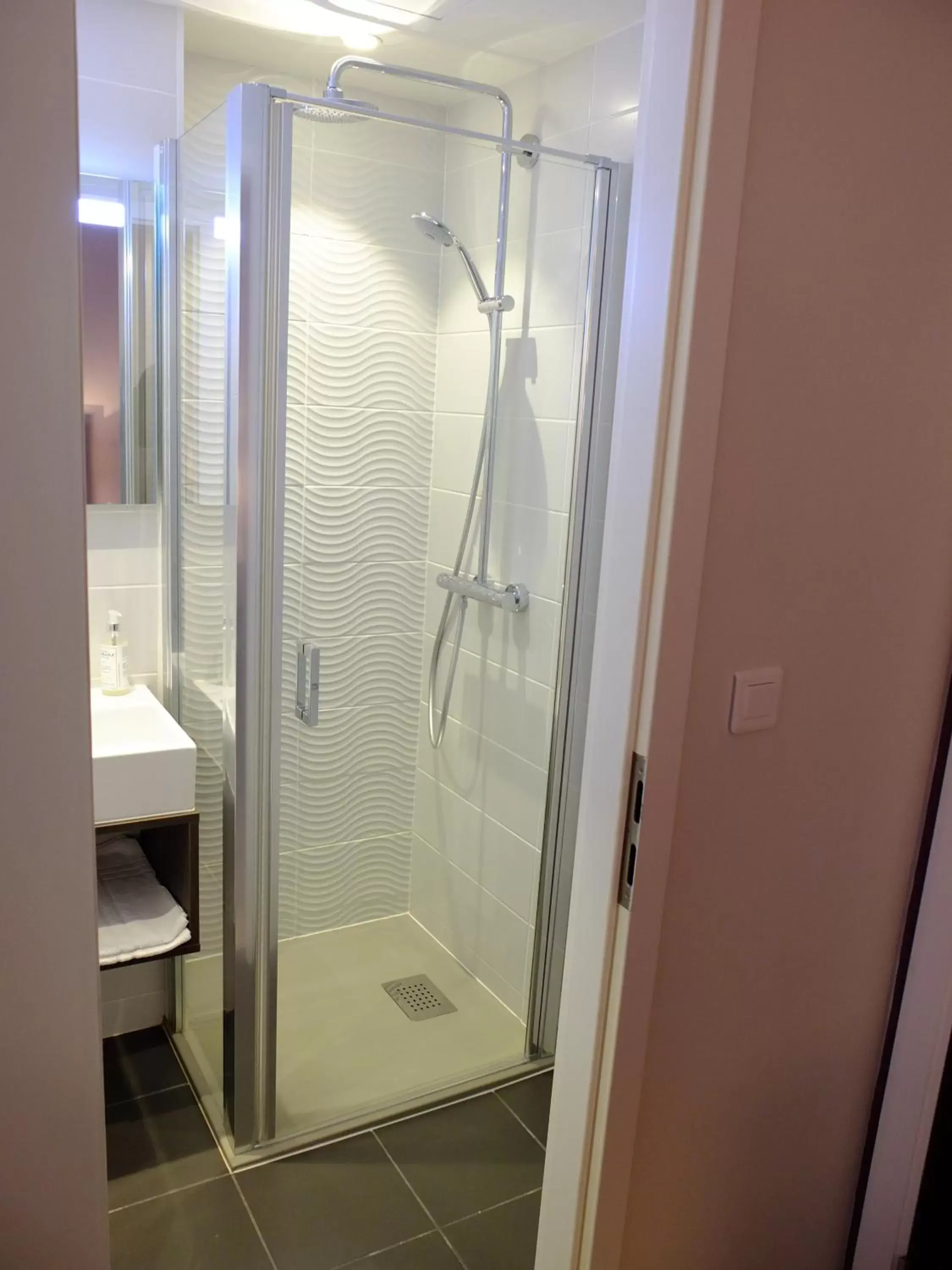 Shower, Bathroom in Hotel de Flore