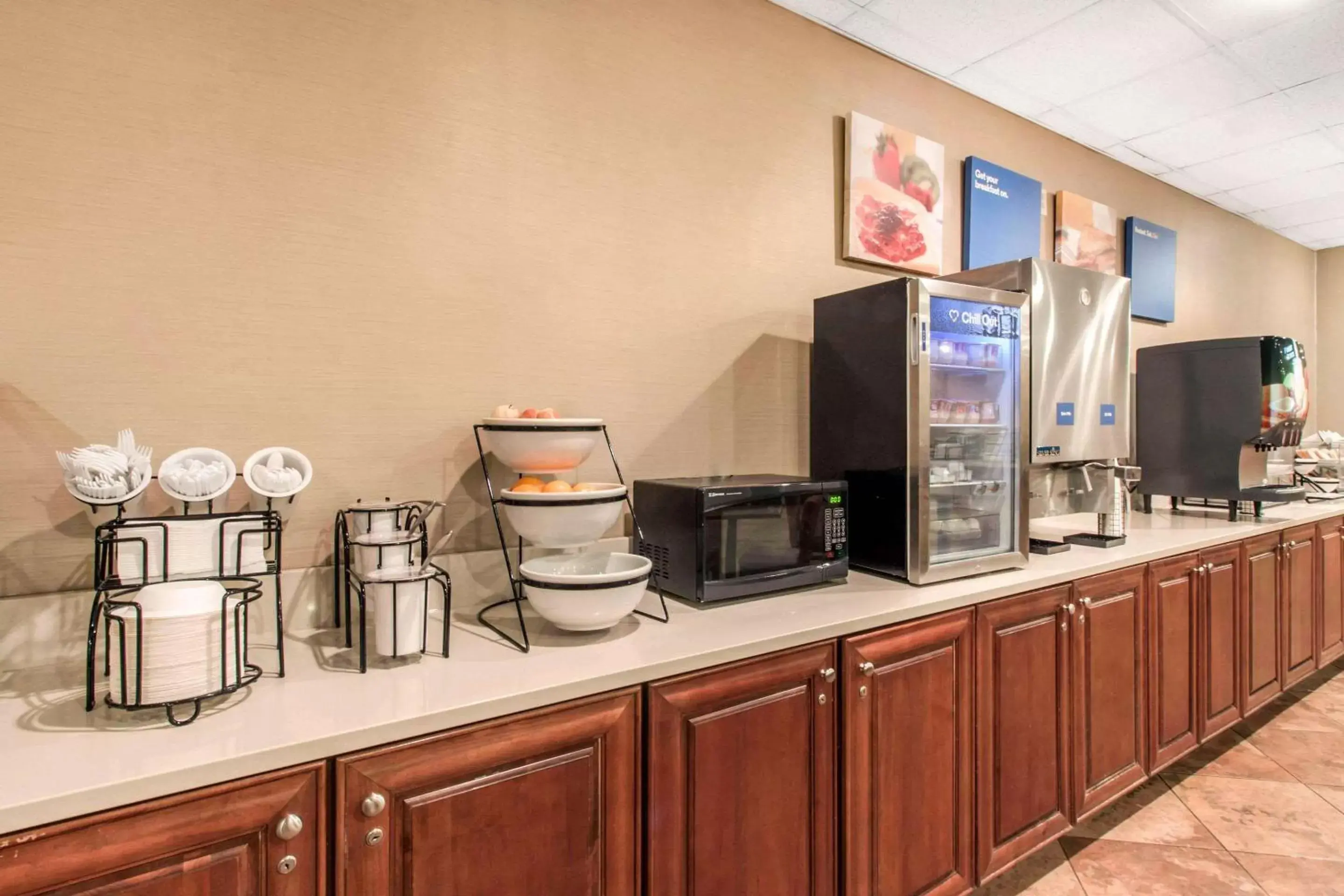 Restaurant/places to eat, Kitchen/Kitchenette in Comfort Inn & Suites Omaha