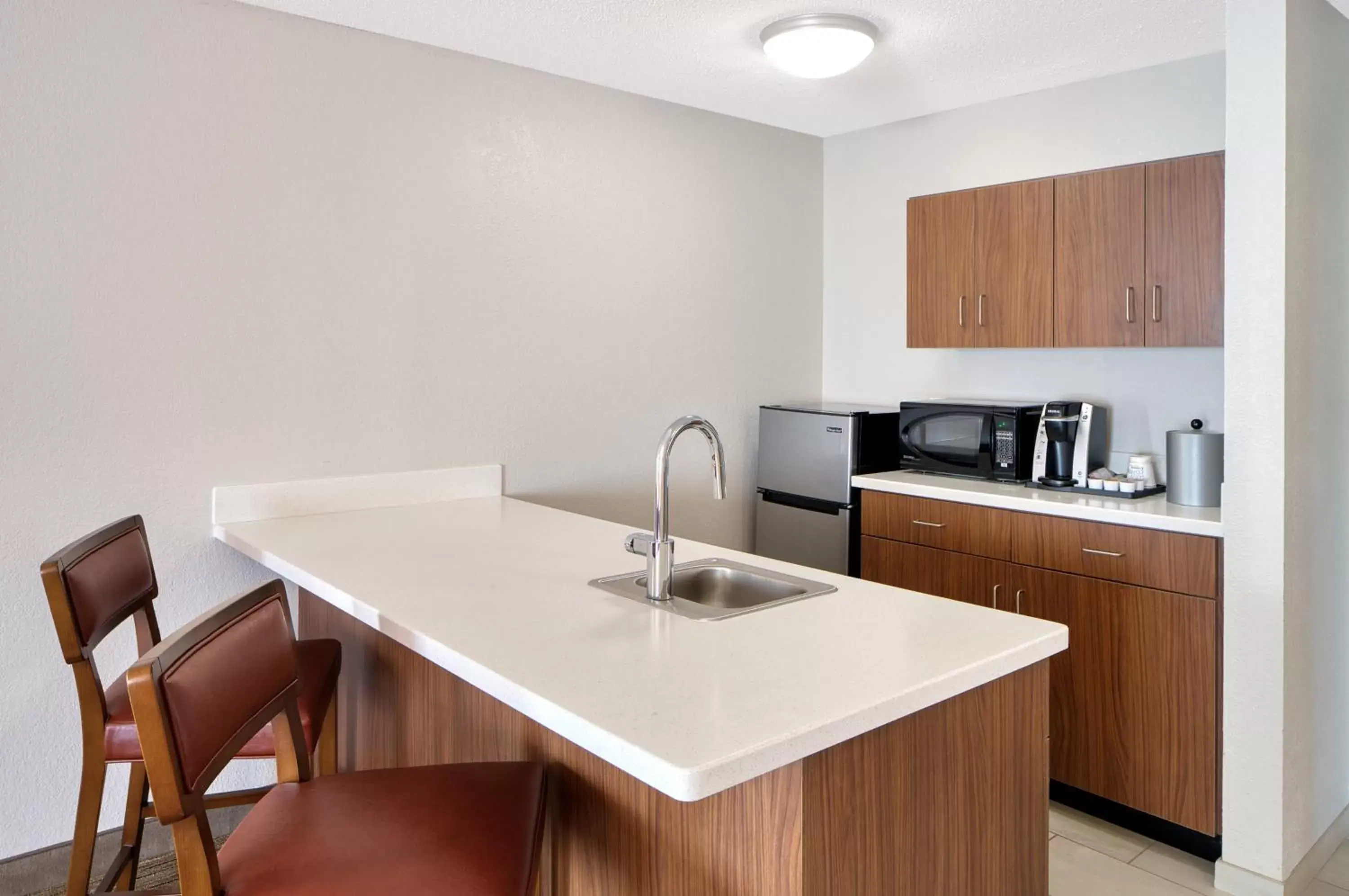 Bedroom, Kitchen/Kitchenette in Holiday Inn Express Statesboro, an IHG Hotel