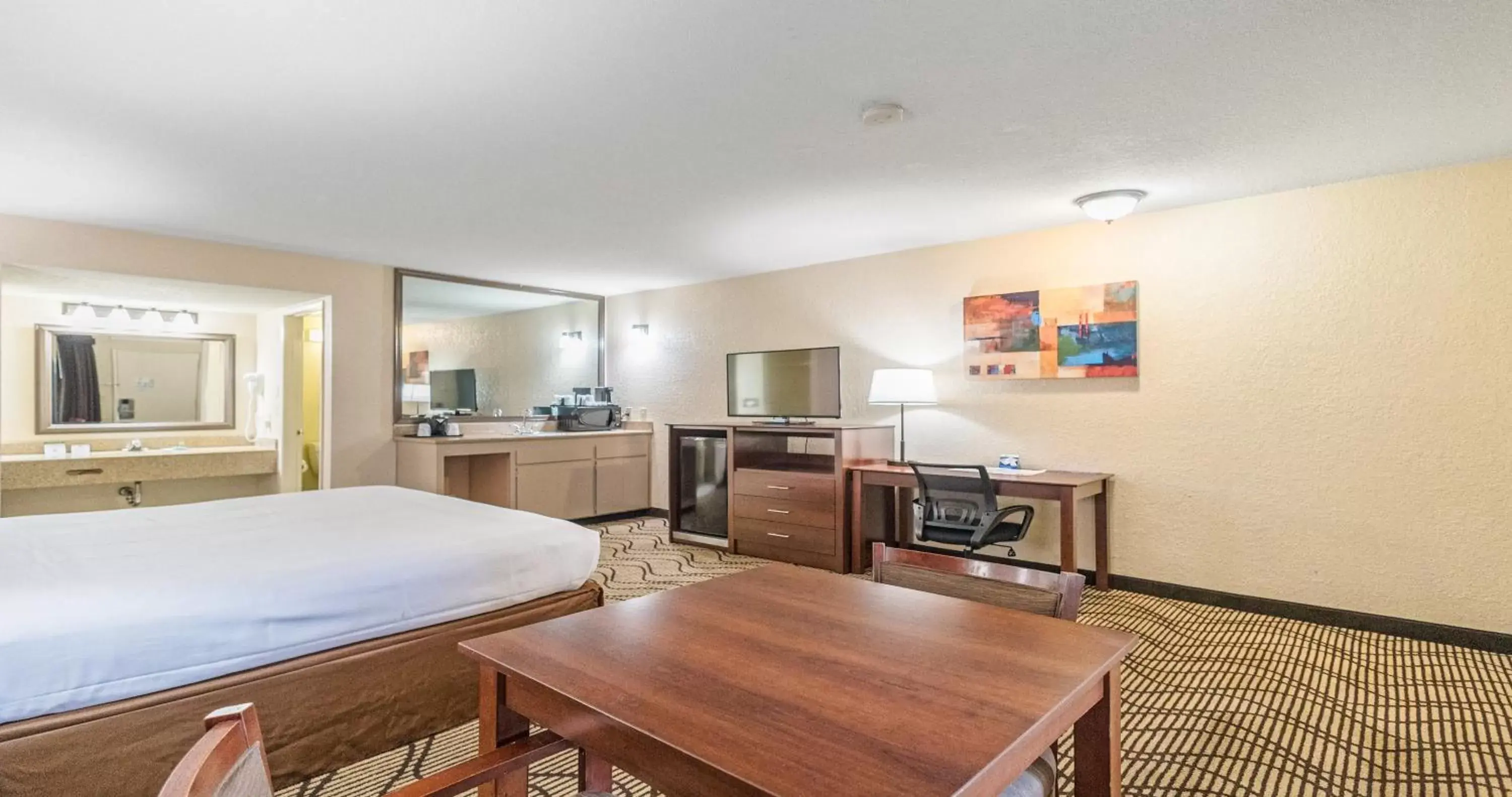 Bedroom in Best Western Roseville Inn