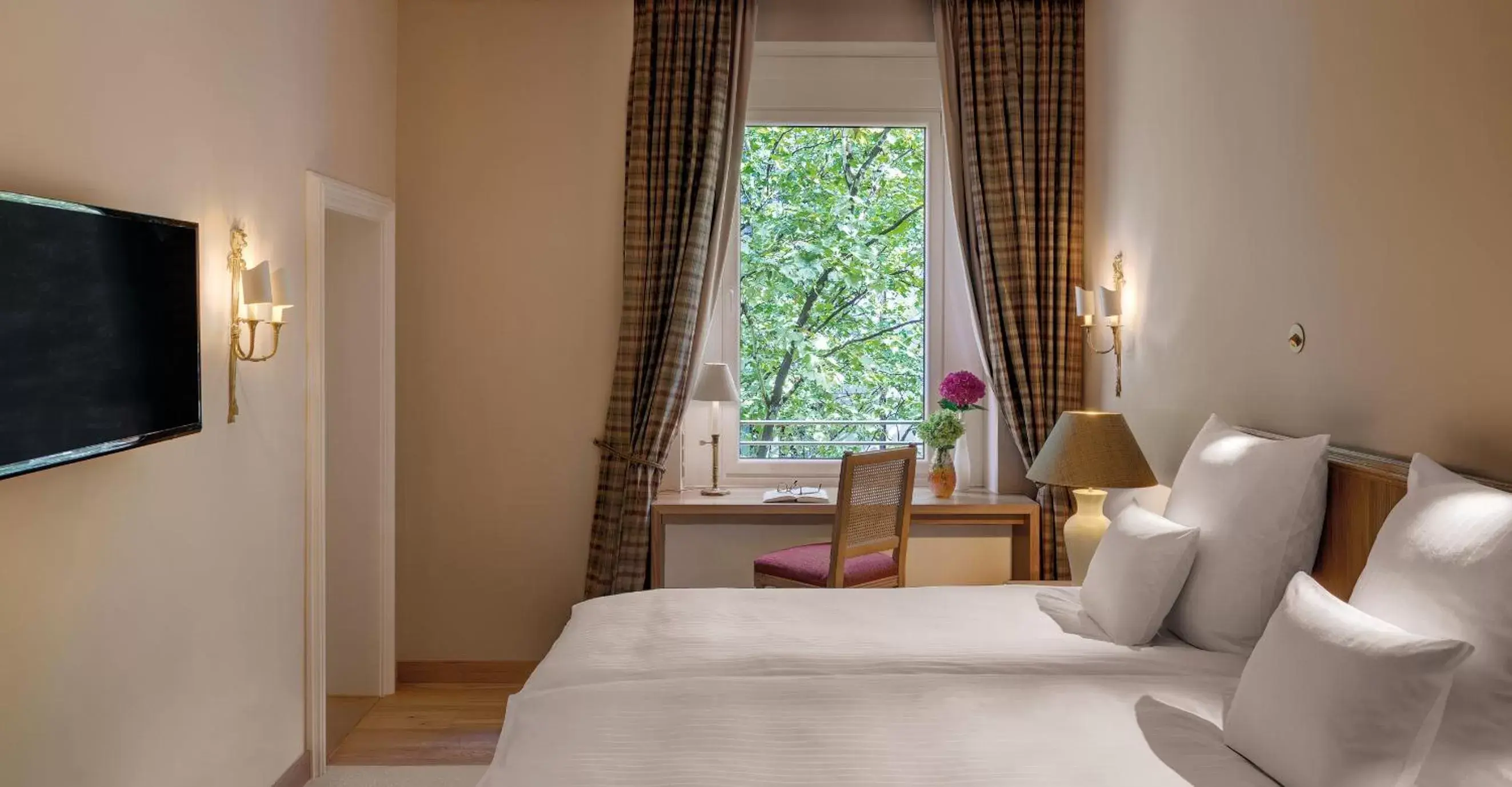 Photo of the whole room, Bed in Excelsior by Geisel Photo of the whole room, Bed in Excelsior by Geisel