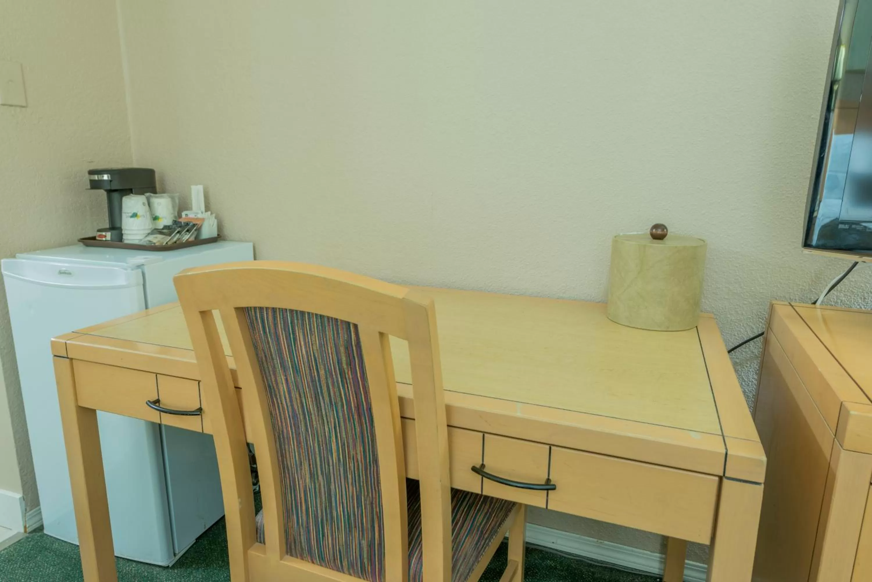 Seating area in Howard Johnson by Wyndham Downtown Kamloops