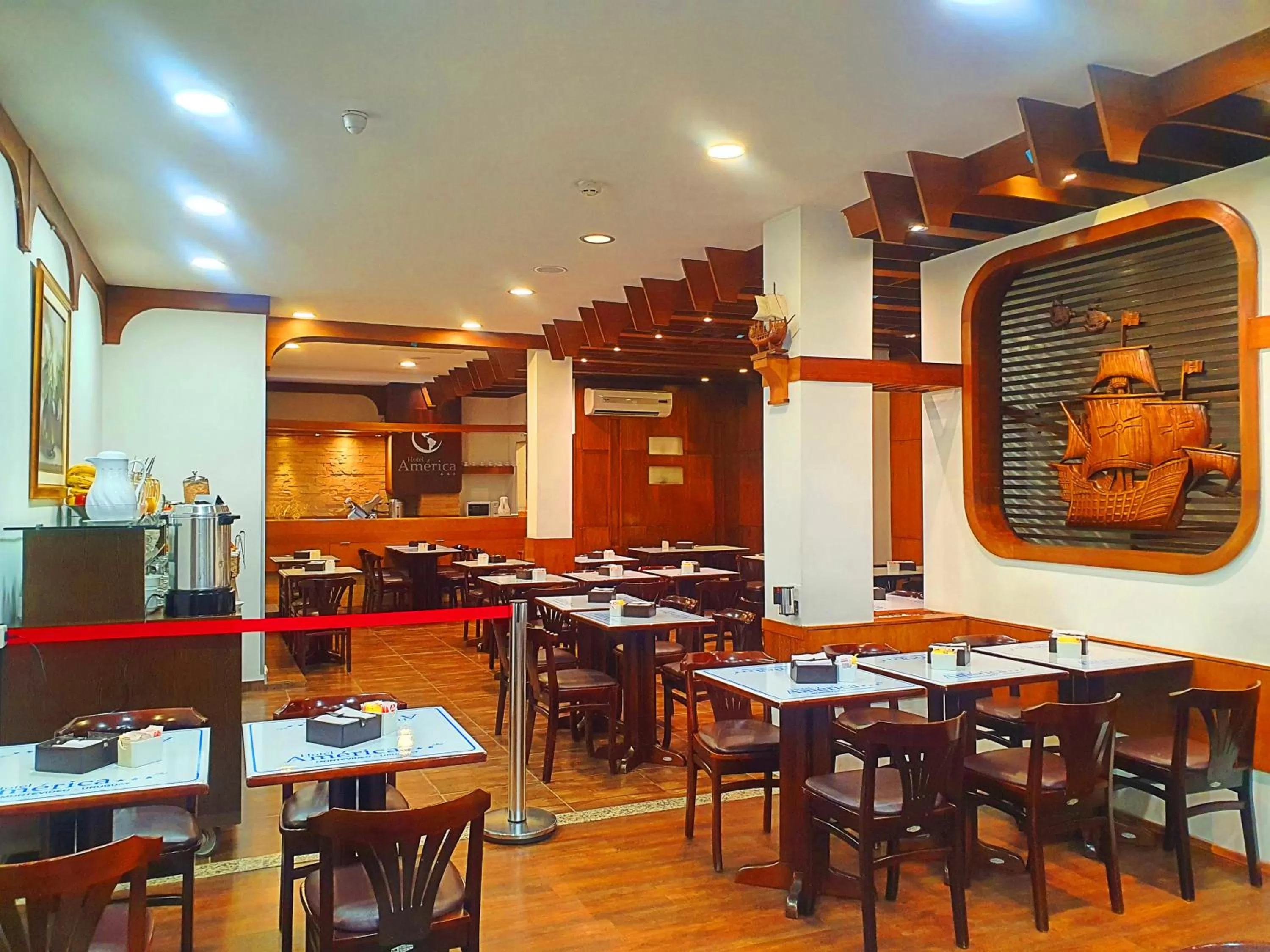 Restaurant/places to eat in Hotel America