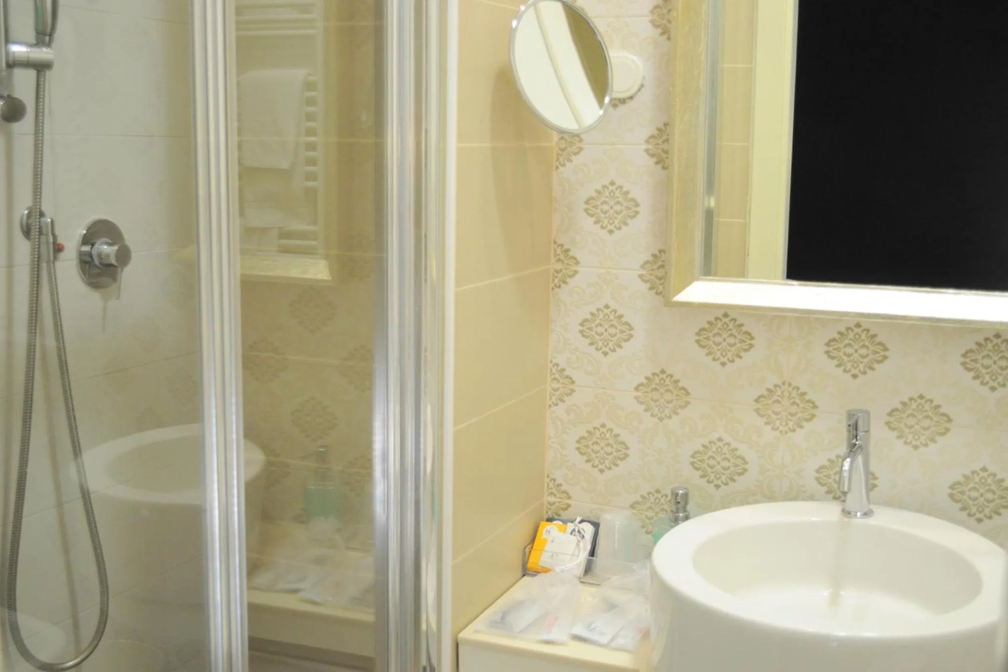 Shower in Hotel Maggiore